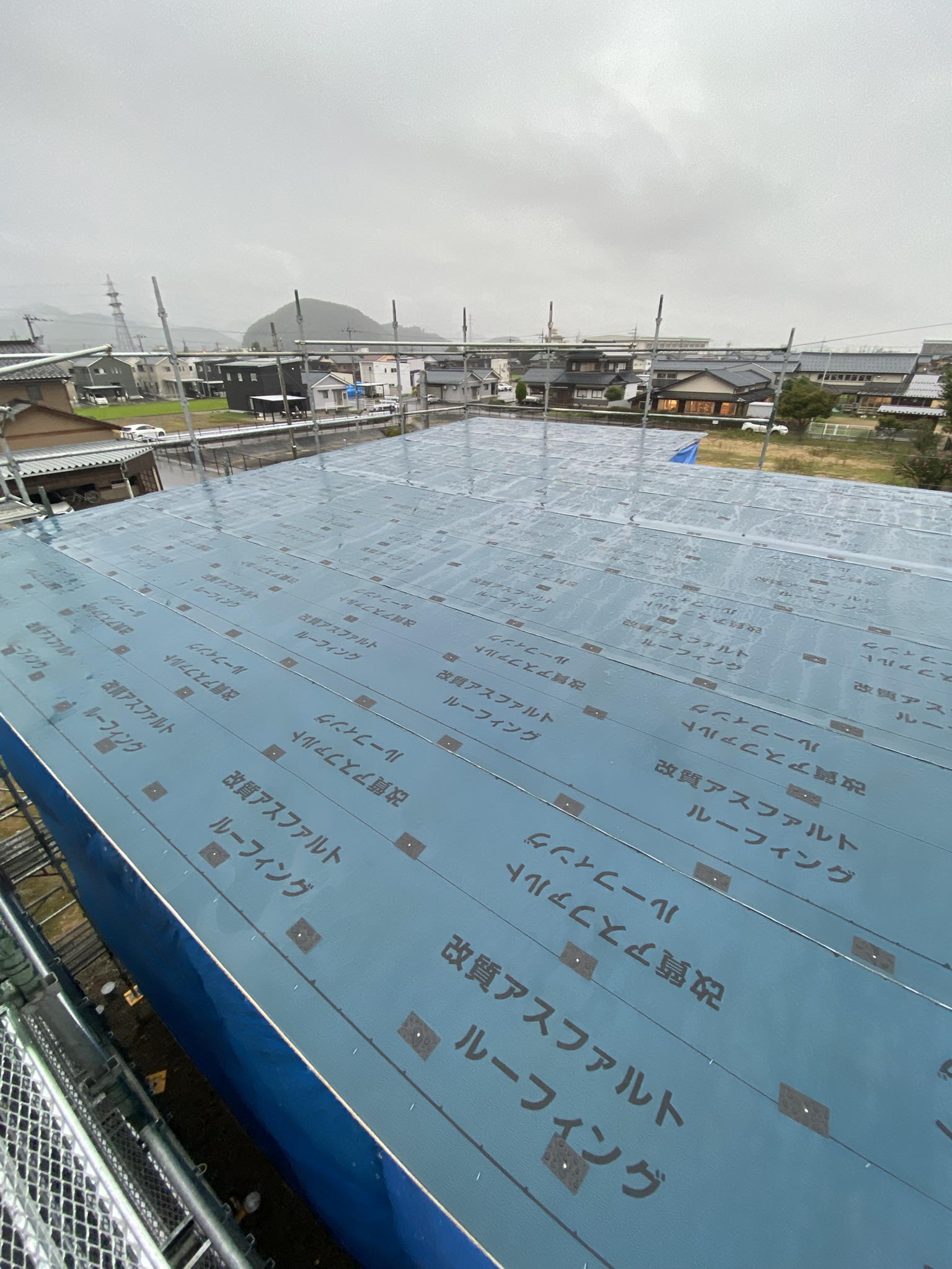 上棟後すぐに屋根の防水下地完了。雨予報でも慌てません。