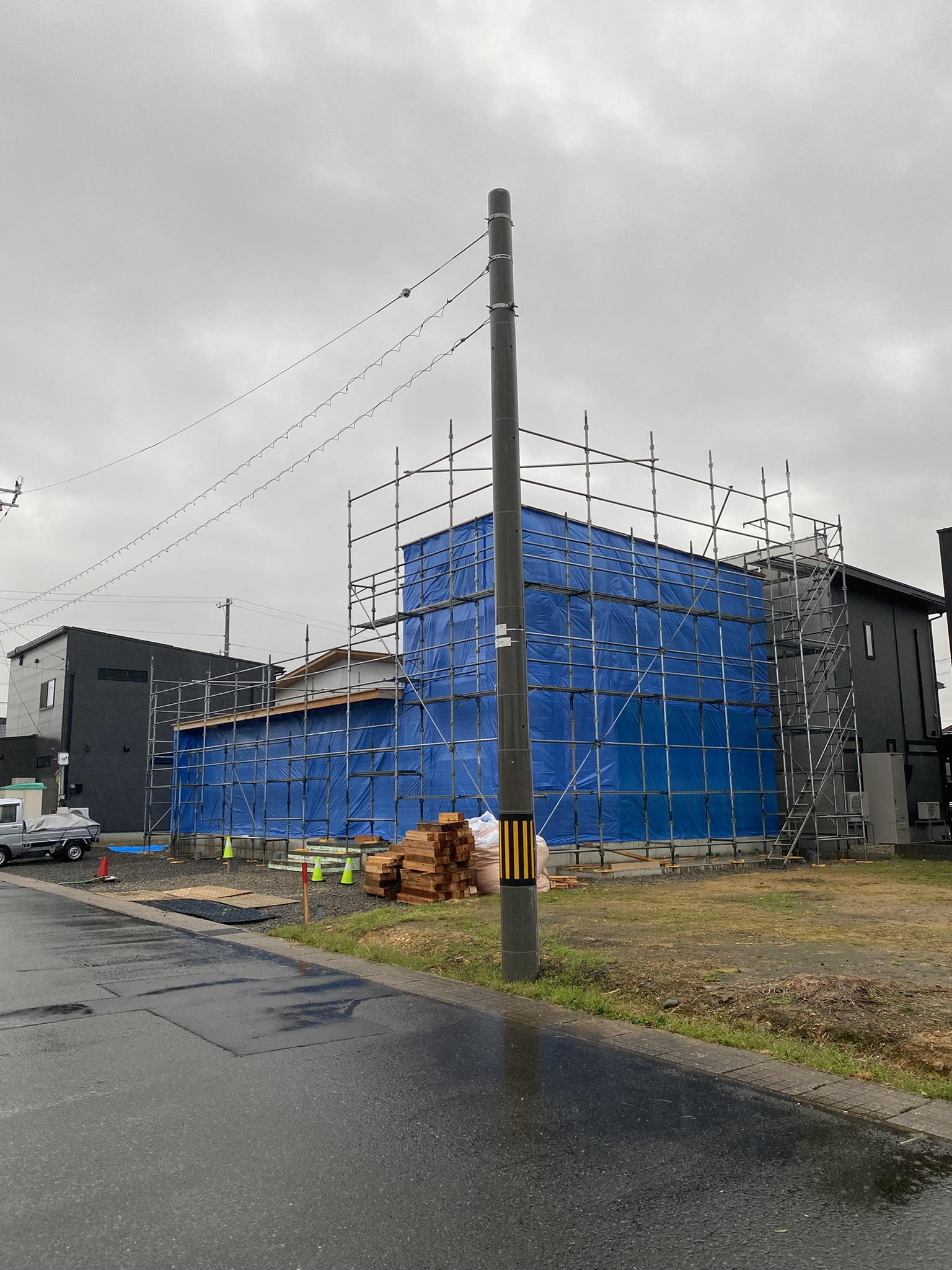 上棟後すぐに外周養生まで完了。雨予報でも慌てません。