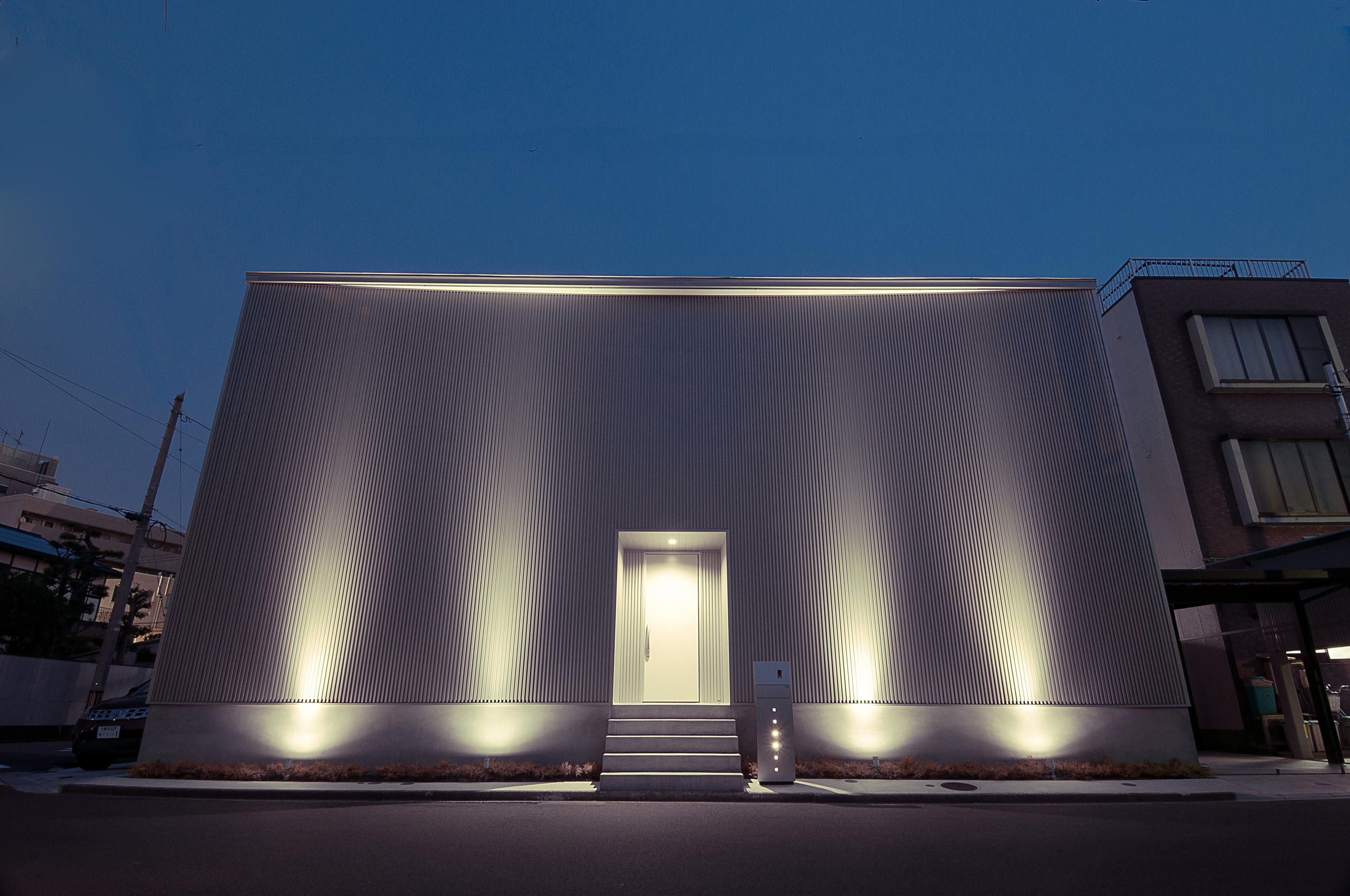 正面に窓のない外観、夜は曲面の陰影が主役になります。