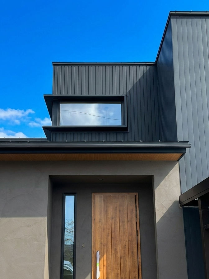 GROW-正面切取0221 玄関ドアが納まり、建物の“顔”が整ってきました。