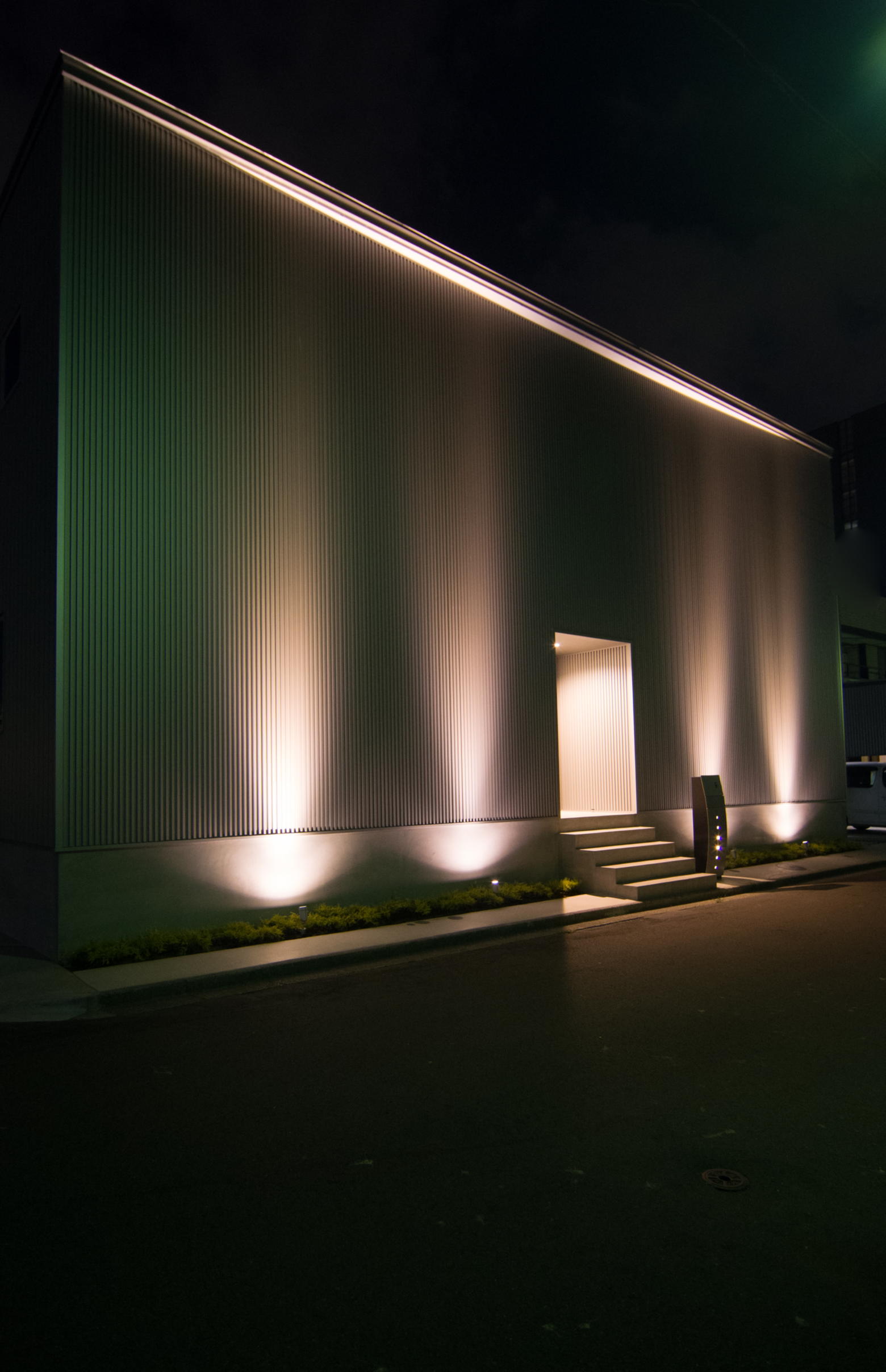 縦の光のリズムで、シンプルな箱形をシャープに見せています。