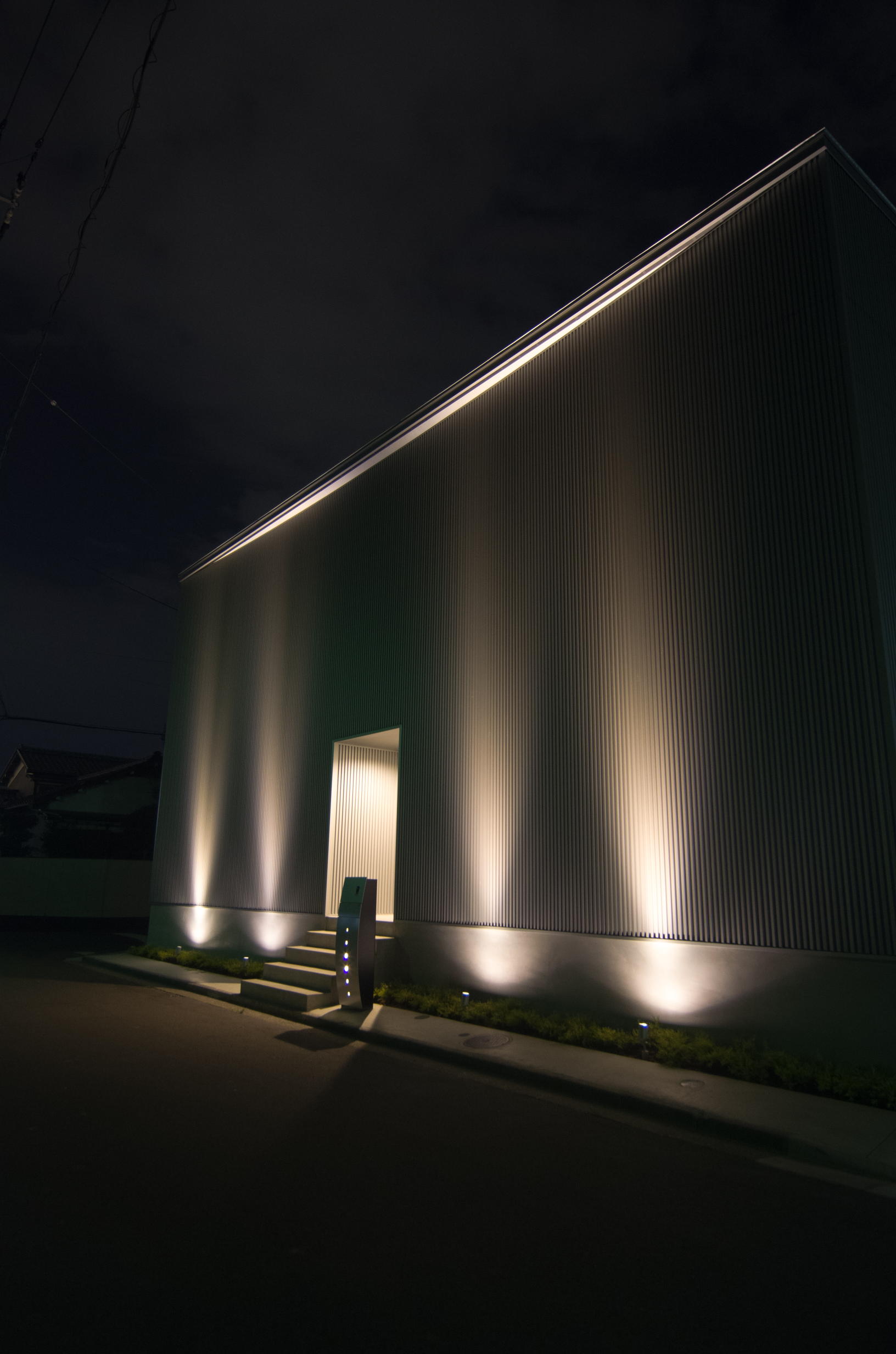 ライトアップは数十センチの違いで印象が変わるので、現場で見え方を詰めました。