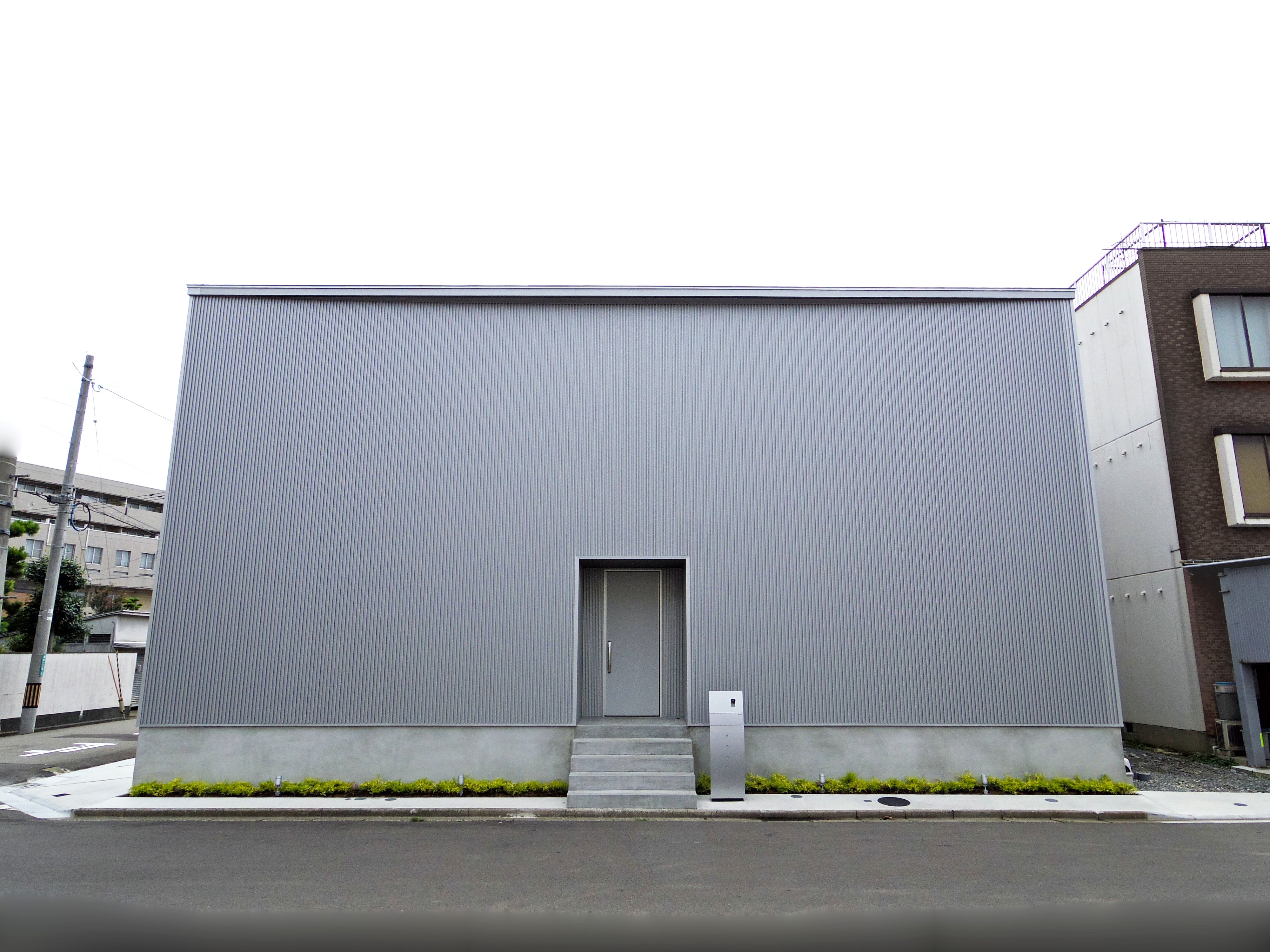 正面に窓を設けない、静かなファサード（OB様宅）