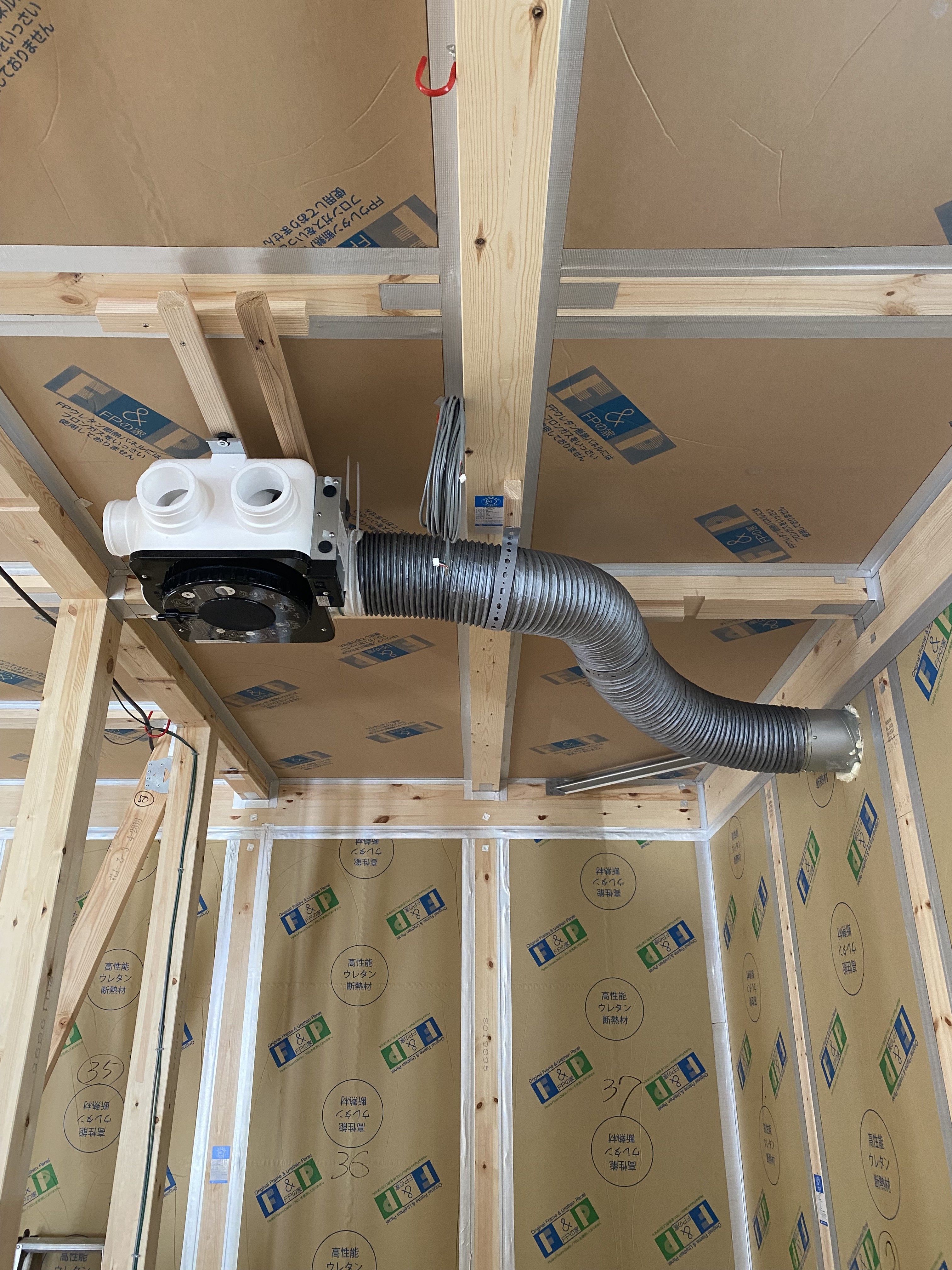 IMG_0530 第三種換気システム本体とFPの家の気密工事