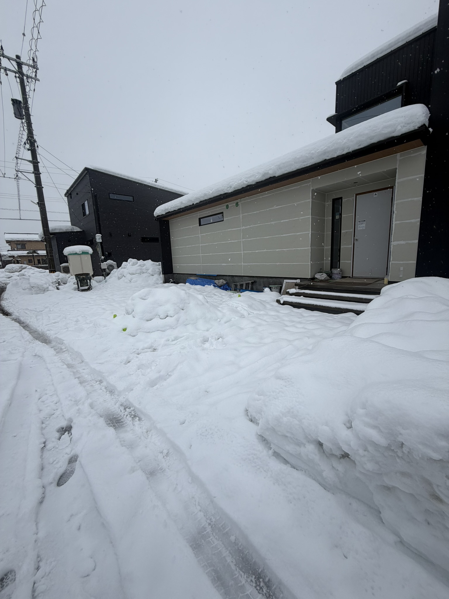 越前市の現場、朝の積雪状況（駐車場まわり）