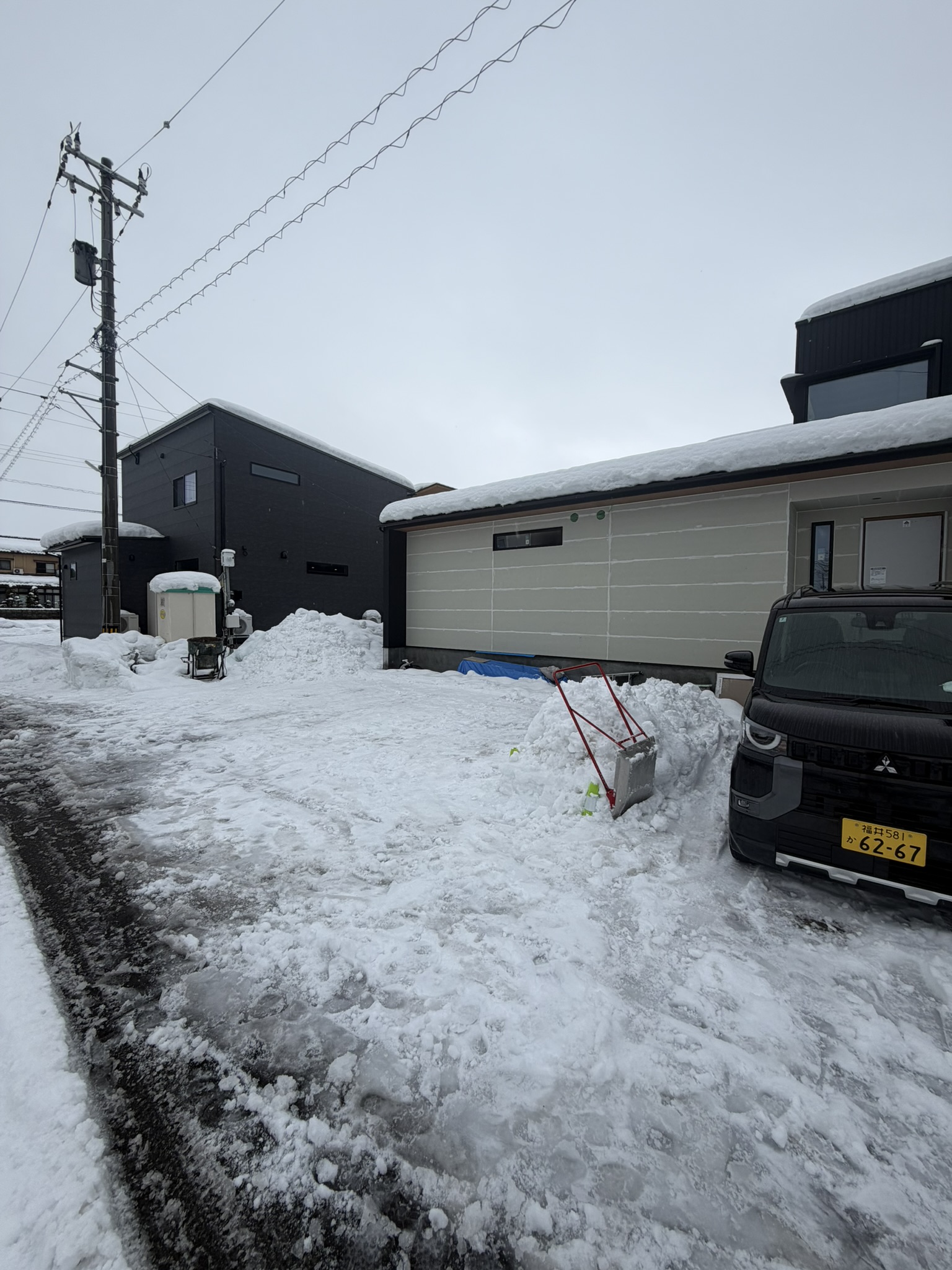 除雪後、明日の搬入に備えて現場まわりを整えました