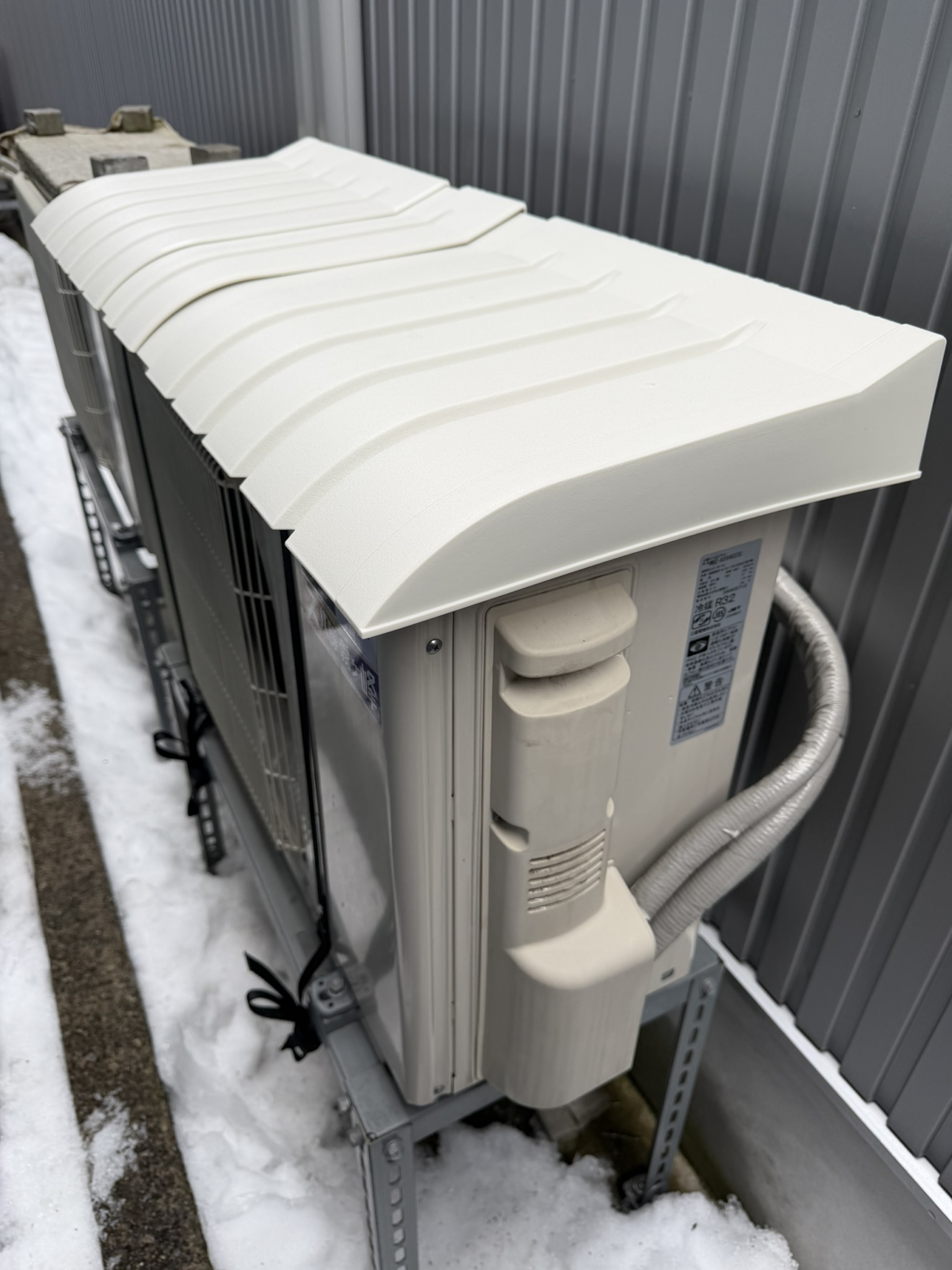 室外機の上部を守る屋根カバーを即日で取付しました。