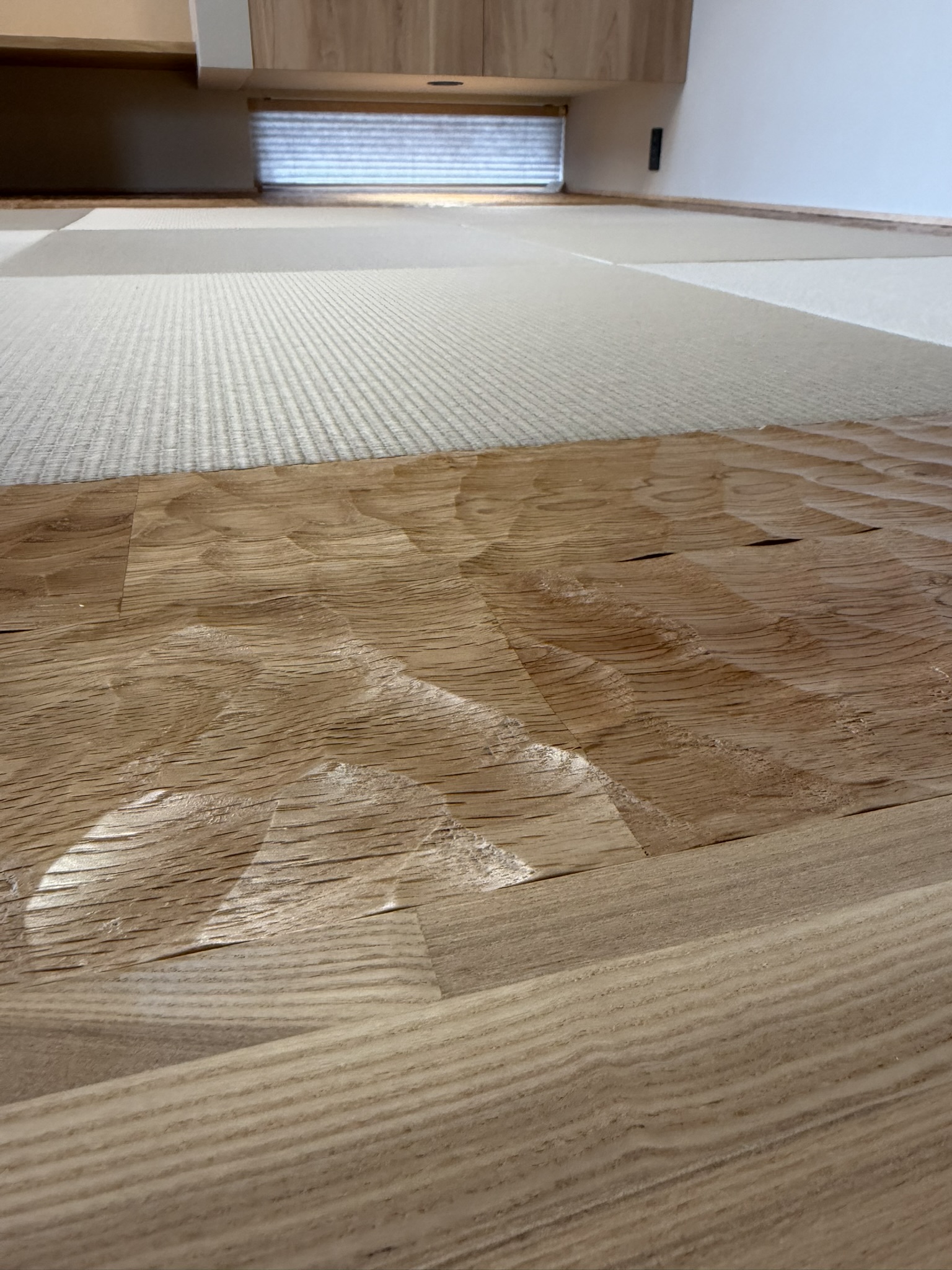 タタミ前の「なぐり床」—光で陰影がやさしく出ます