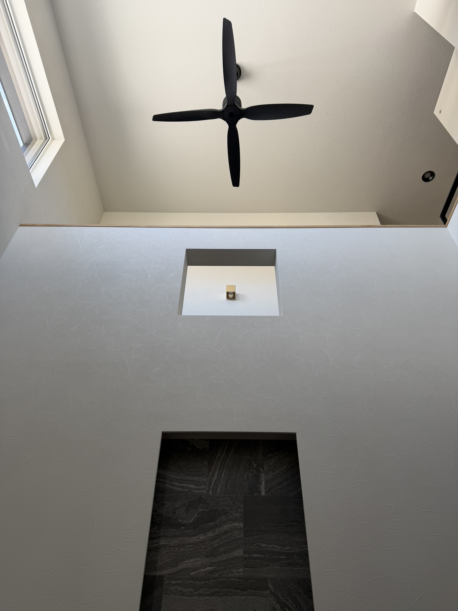 開口越しに見える階段ブラケット—見上げた位置に合わせて配置