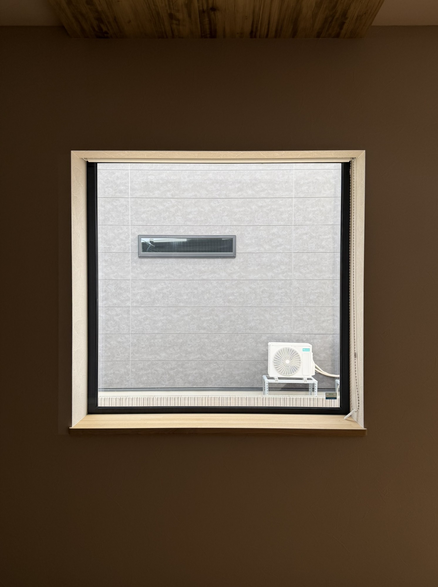 IMG_3685 ブラインドを上げた状態でも、窓がスッキリ見える出窓。