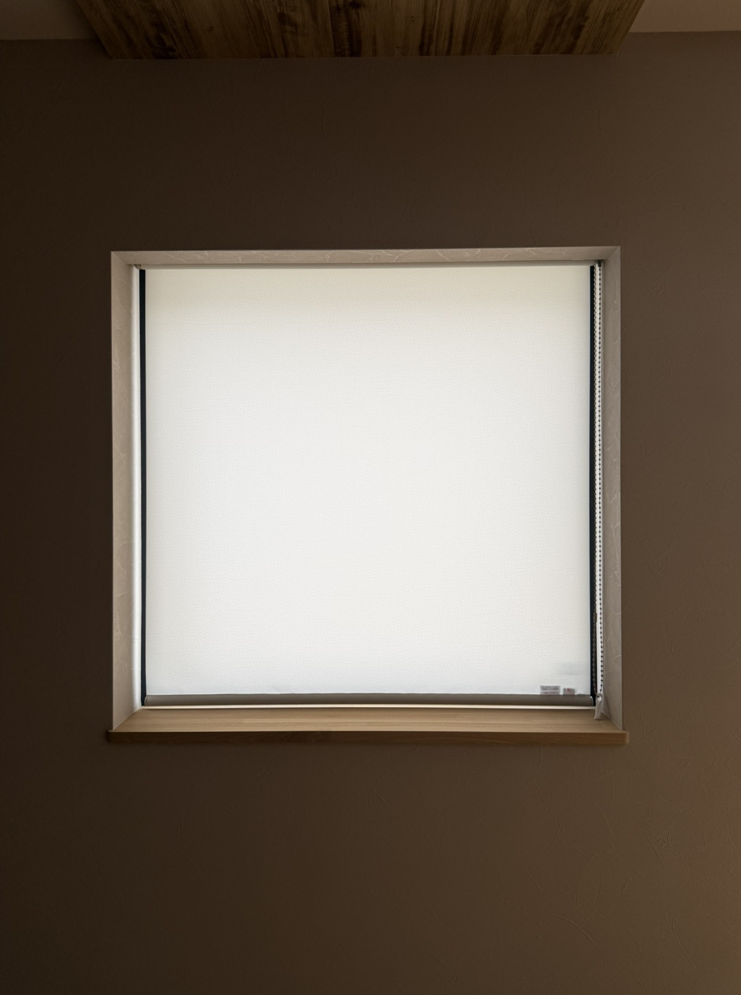 IMG_3686 下ろした時もサッシ際に近く、使いやすさと見た目を両立。