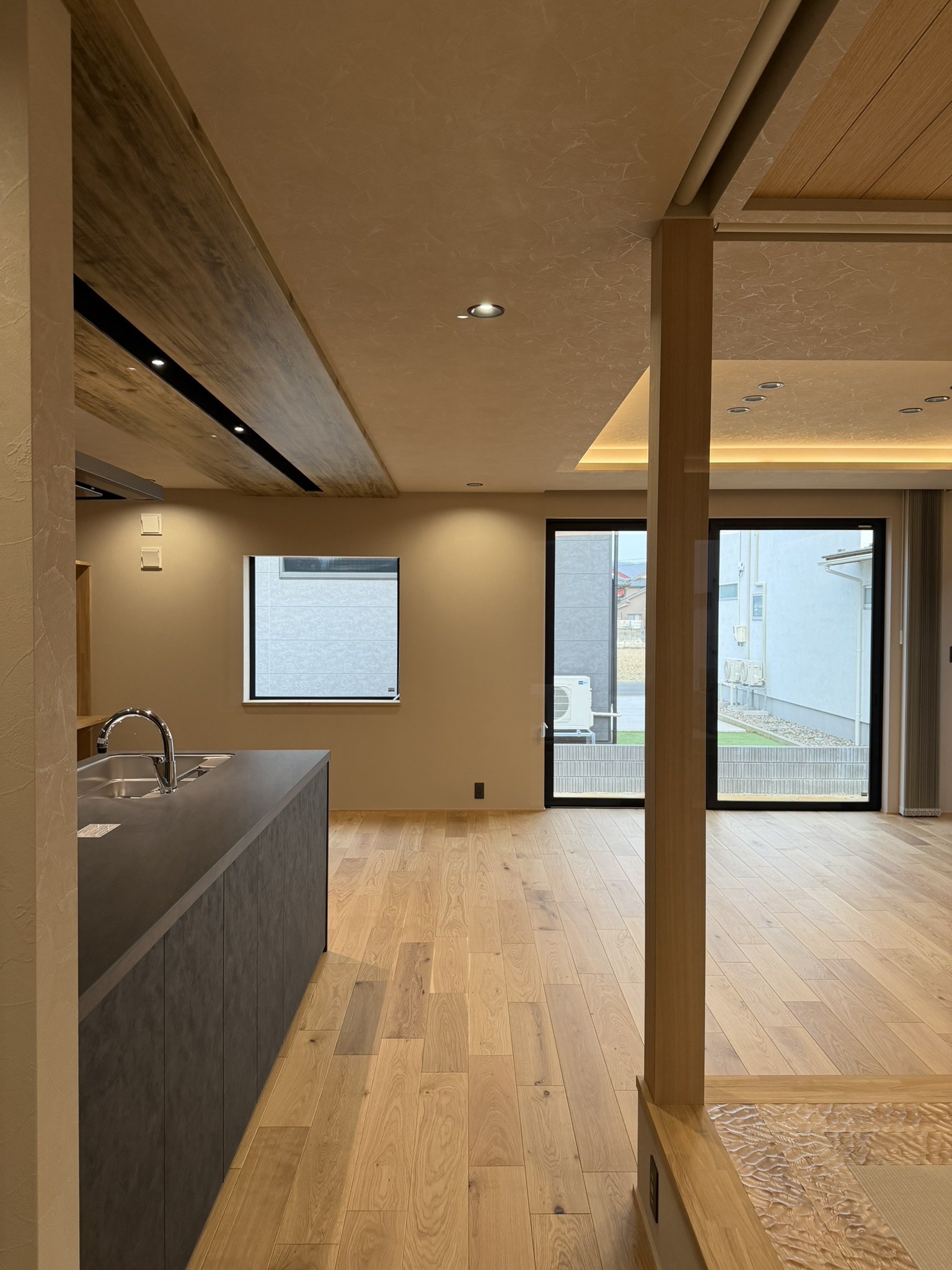 家具が入る前のLDK、空間の伸びがよく分かります。