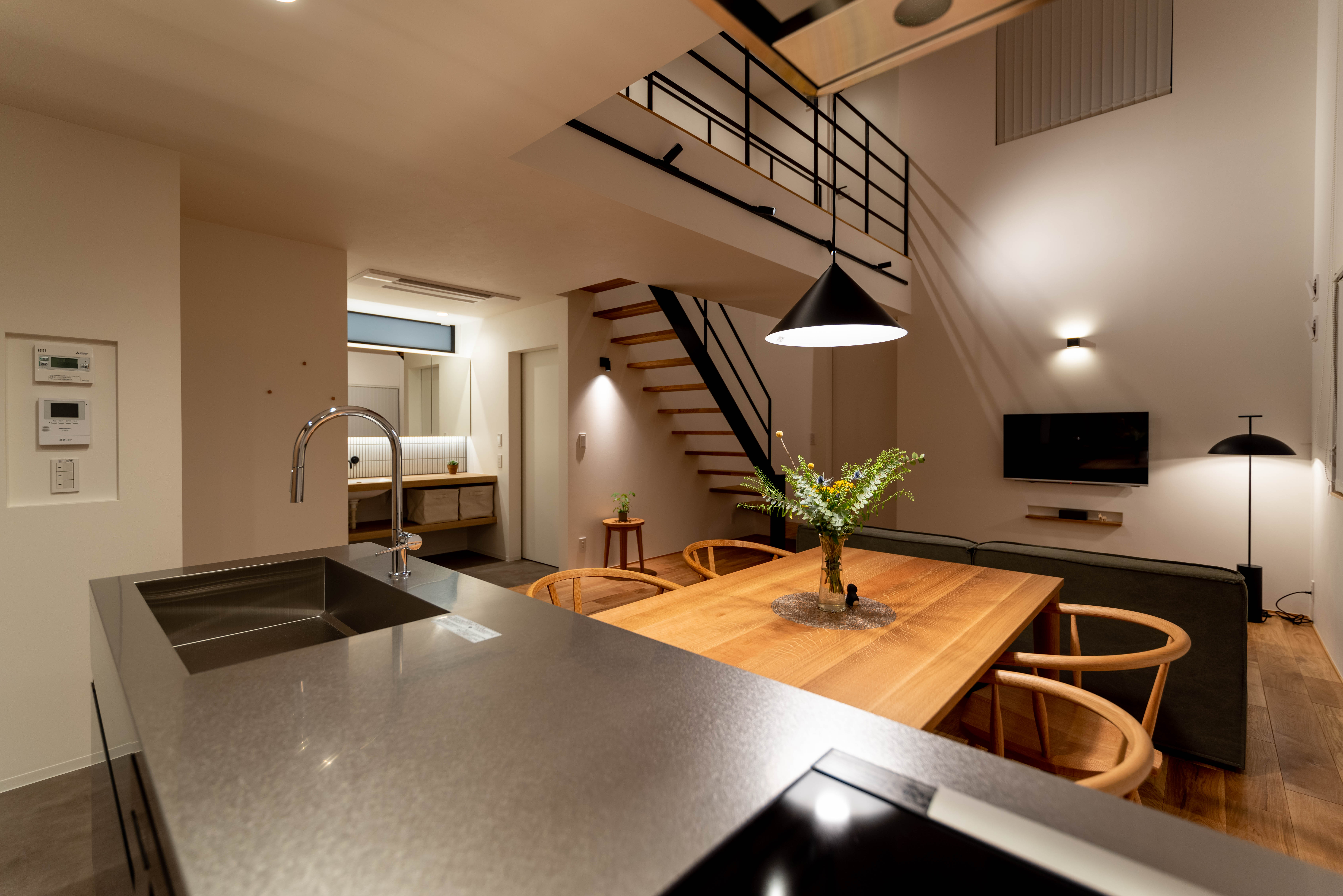 ストリップ階段が、視線と空間のつながりをつくります。