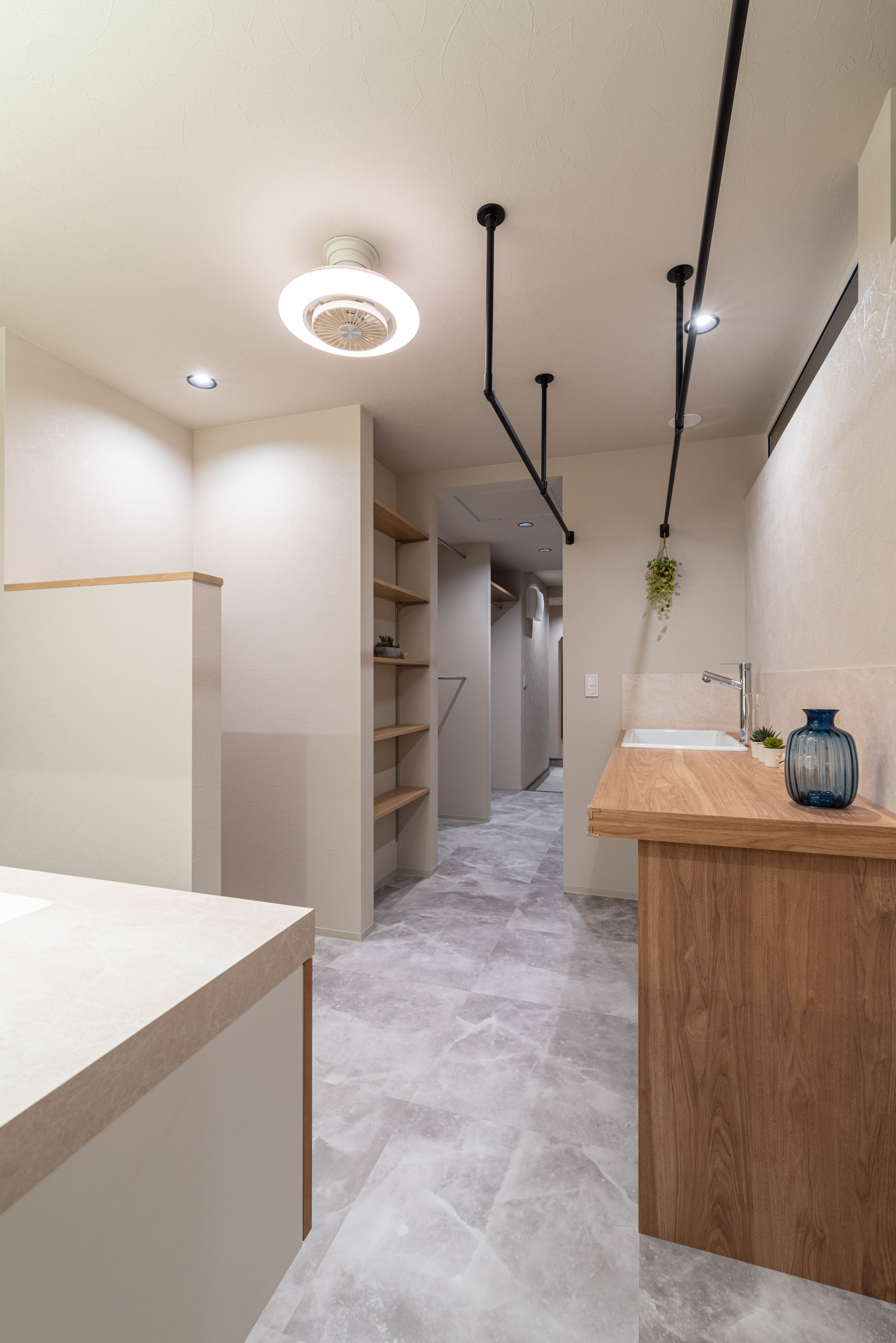 洗濯流しを家事の拠点に。洗う・干す・しまうが止まらない動線の考え方。