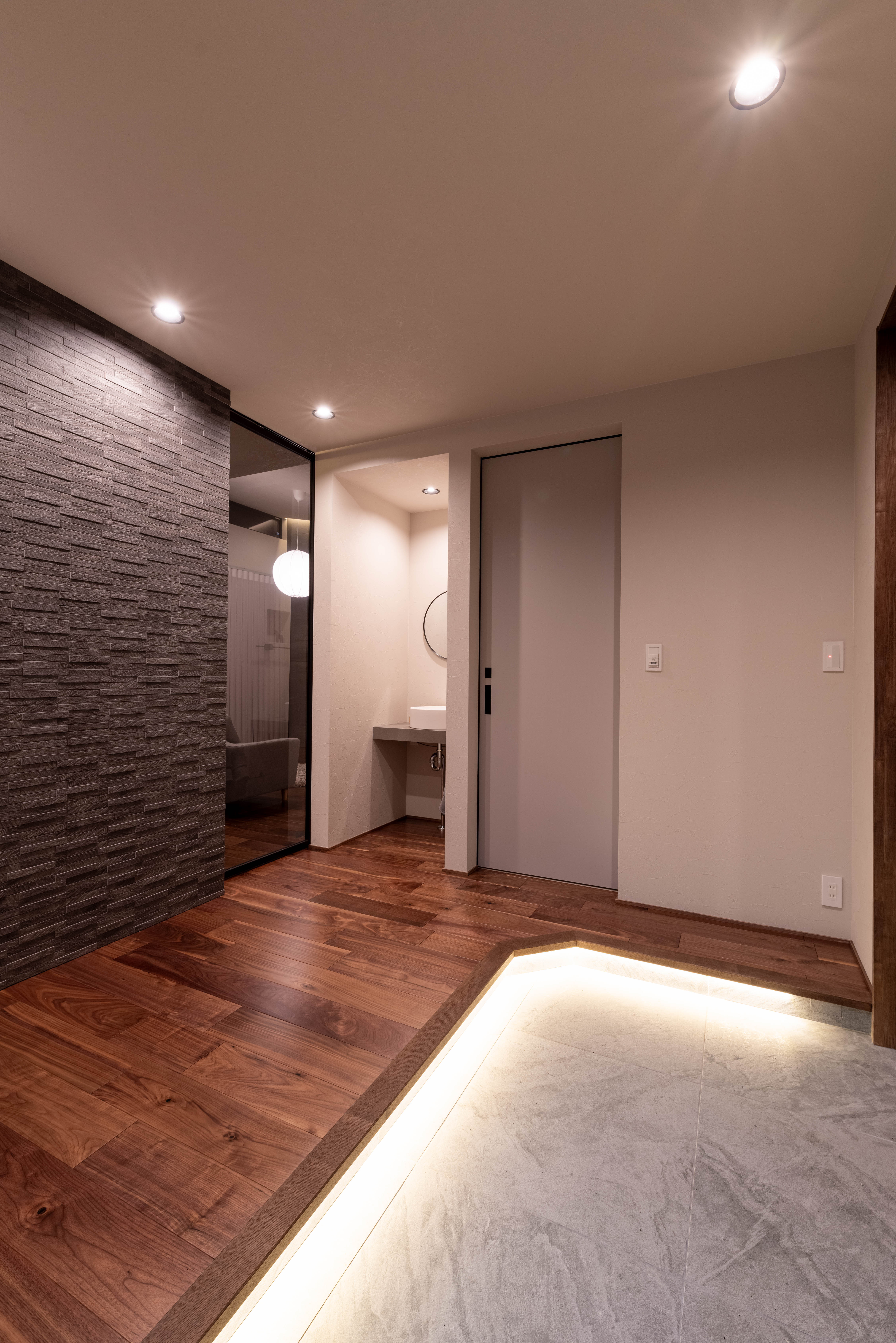 来客動線と家族動線を分けて、プライバシーも自然に守る配置。