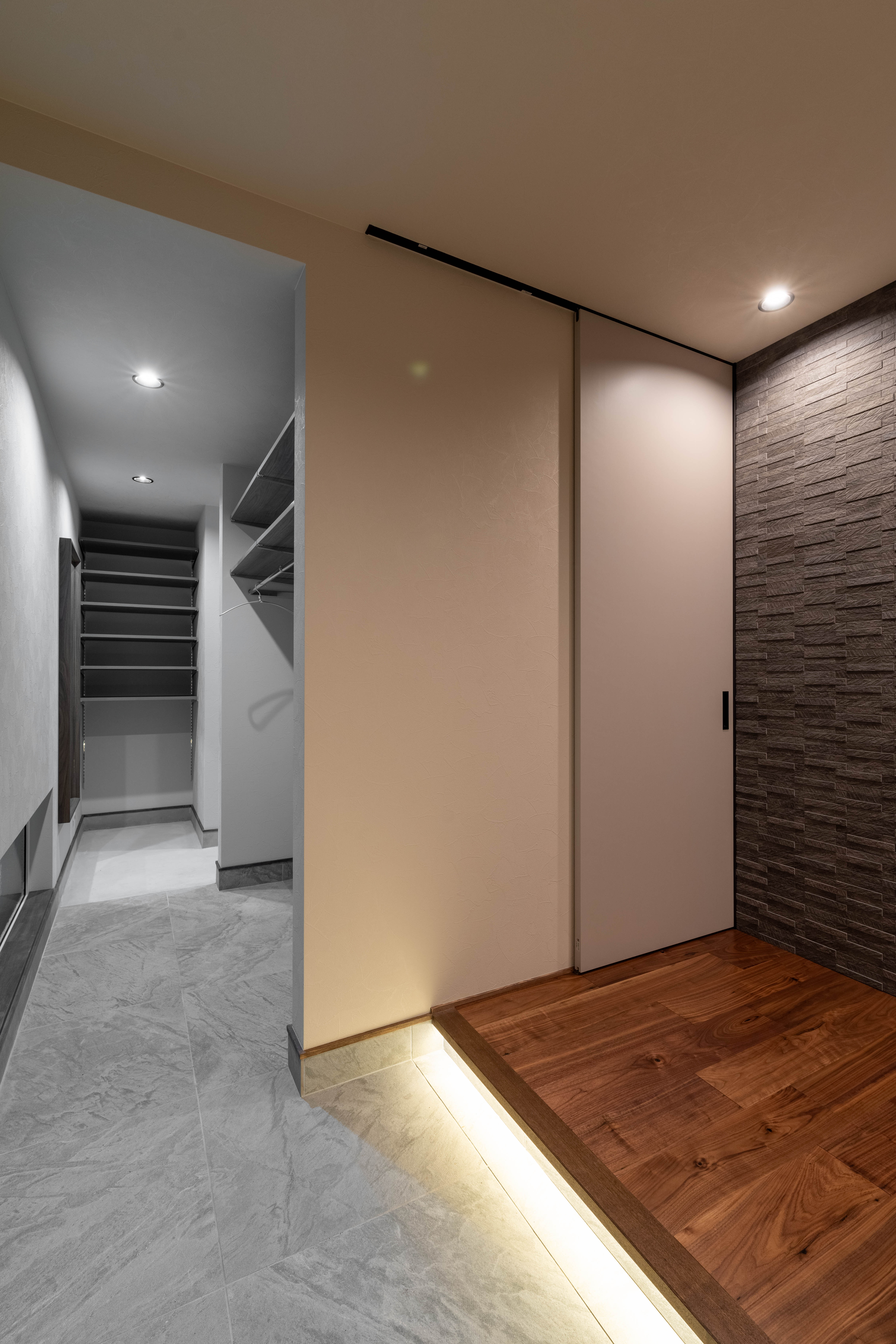 玄関→SCL→WIC→ﾕｰﾃｨﾘﾃｨｰ→LDKへ。