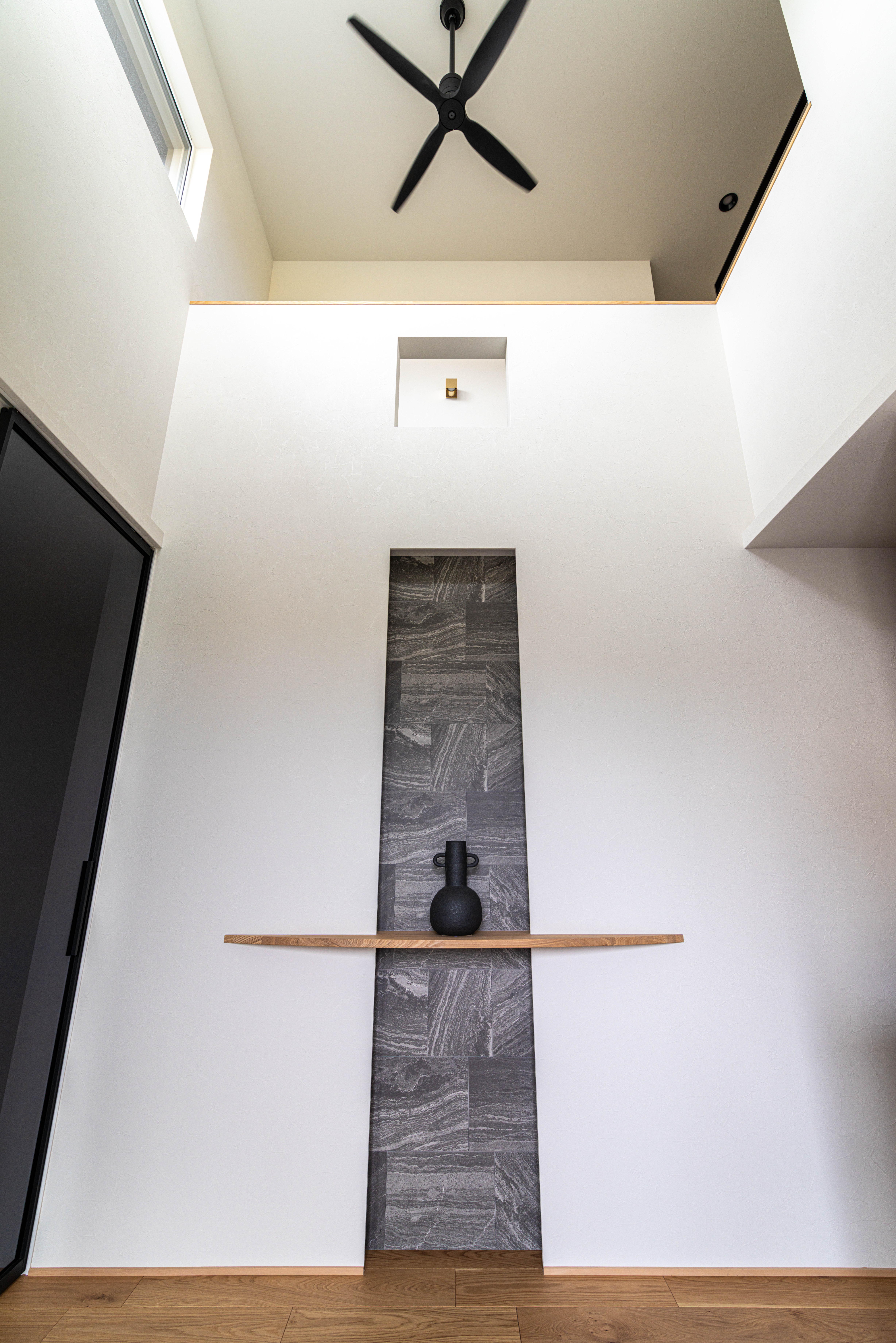 _IMG6182-1(1) 正面のニッチが視線を受け止める、吹き抜け玄関。