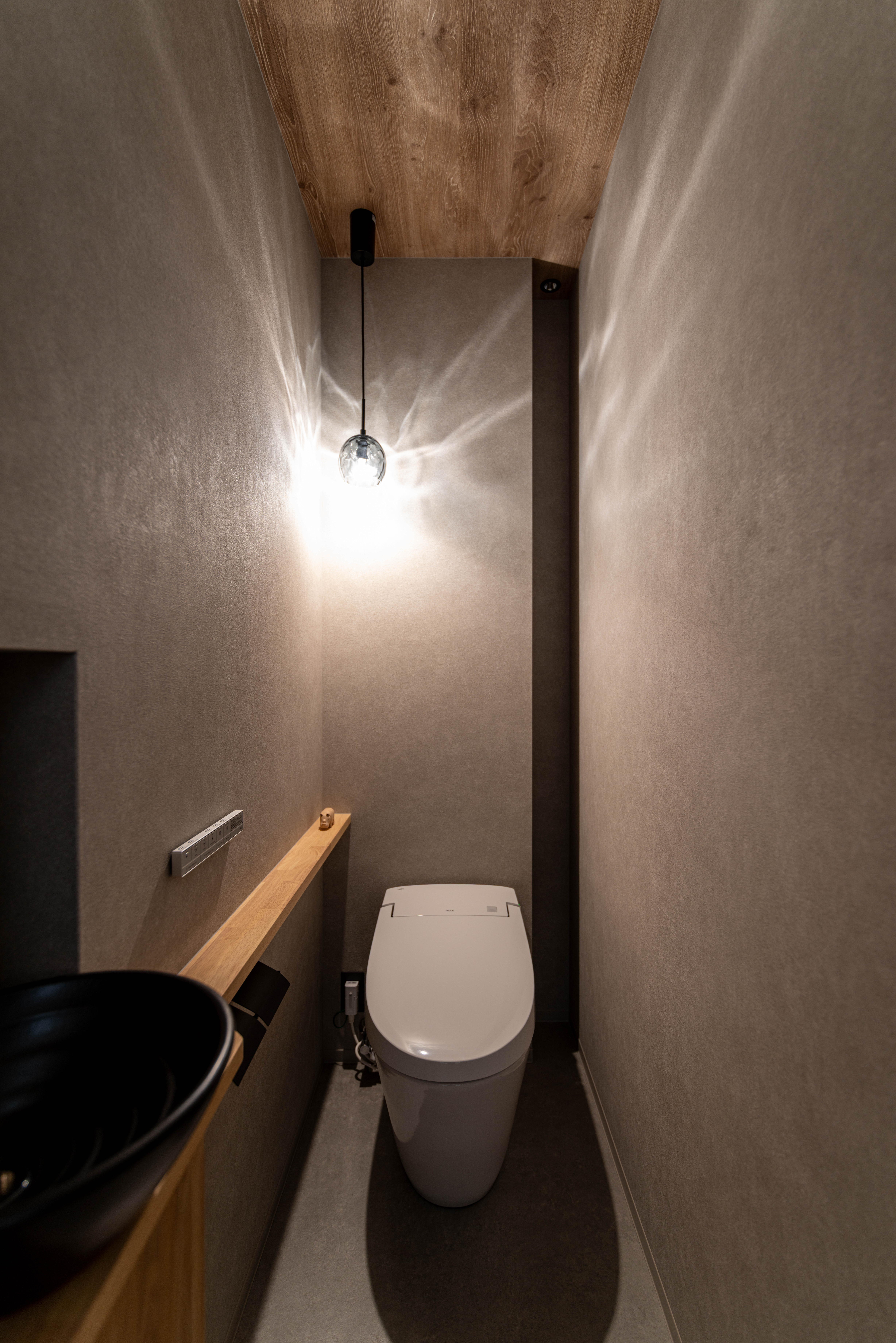 ガラスの揺らぎが壁に映る、印象的なペンダント照明。