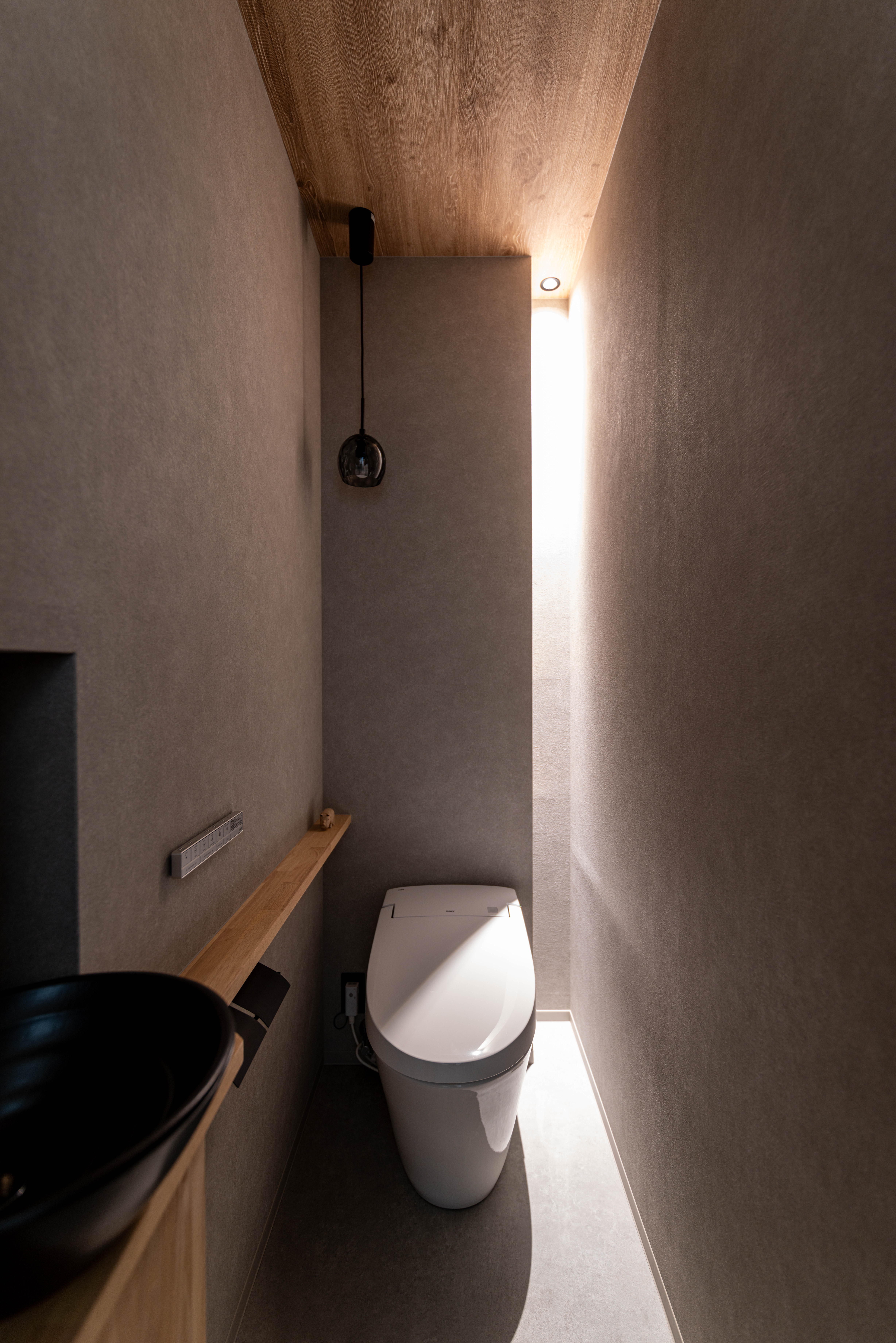 木目の天井と信楽焼の手洗いが、静かな上質感を添えています。