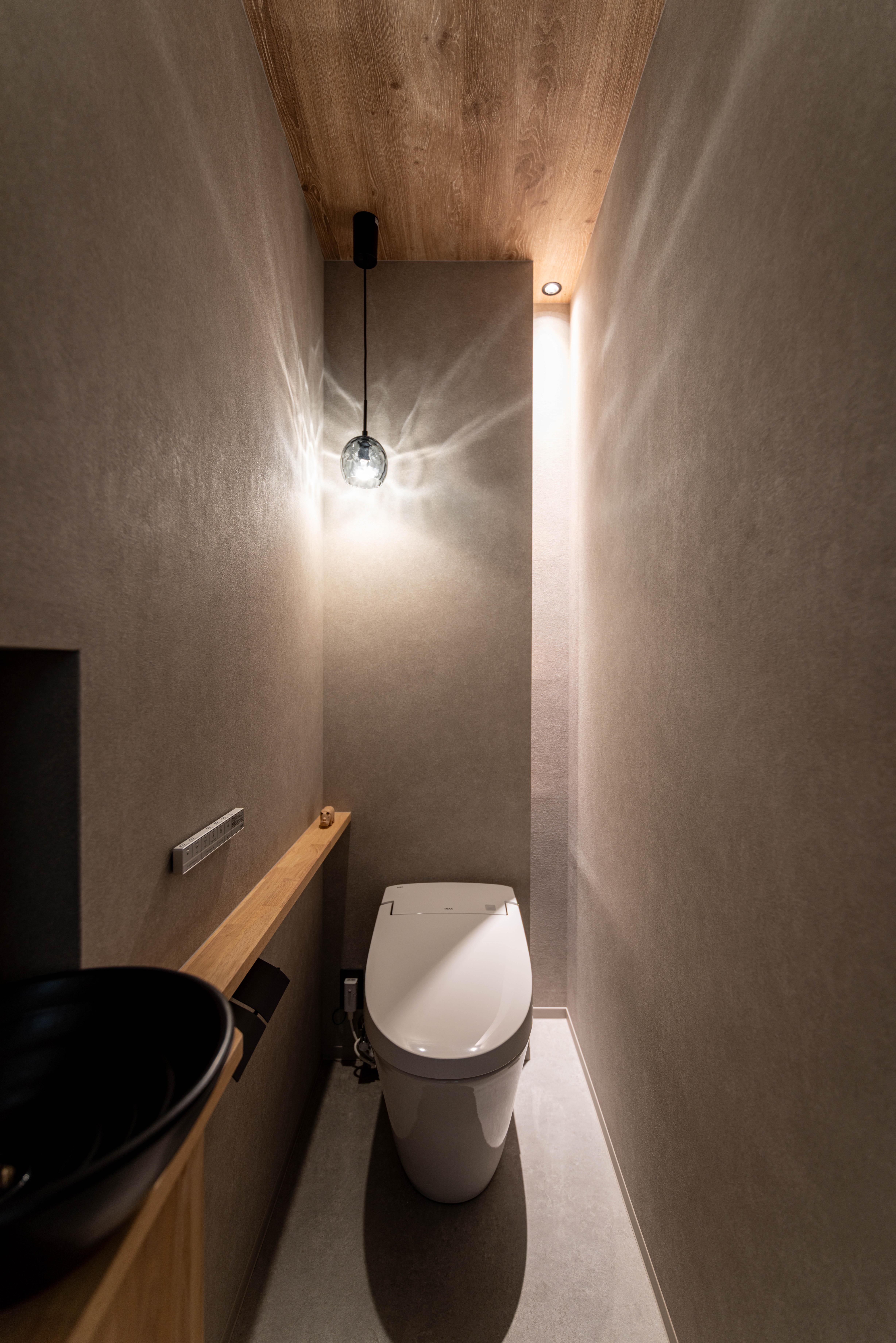 窓を設けず、光と換気計画で整えた落ち着きあるトイレ空間。