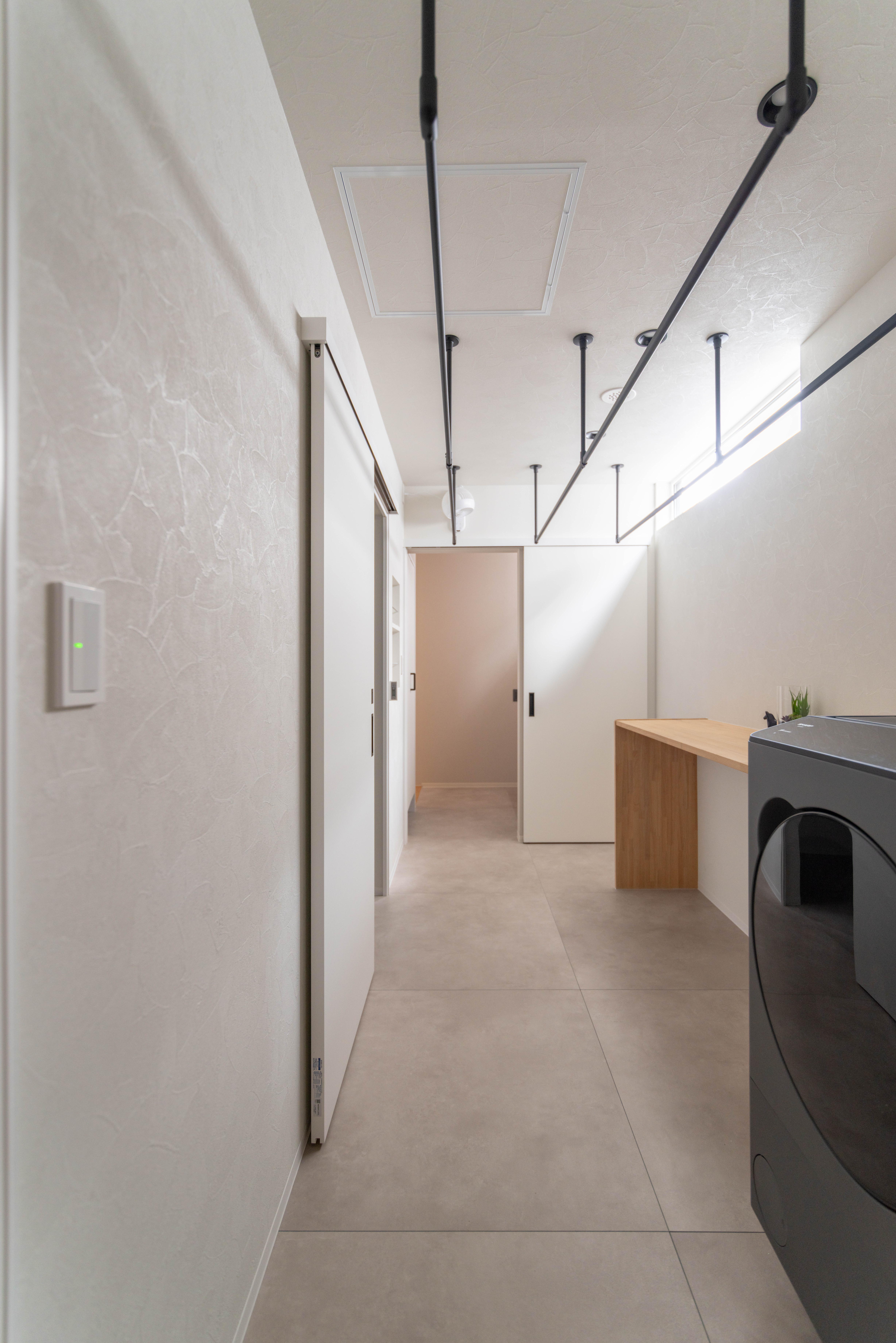 ウォークインクローゼットと洗面側をつなぐ、回遊できるユーティリティー動線。