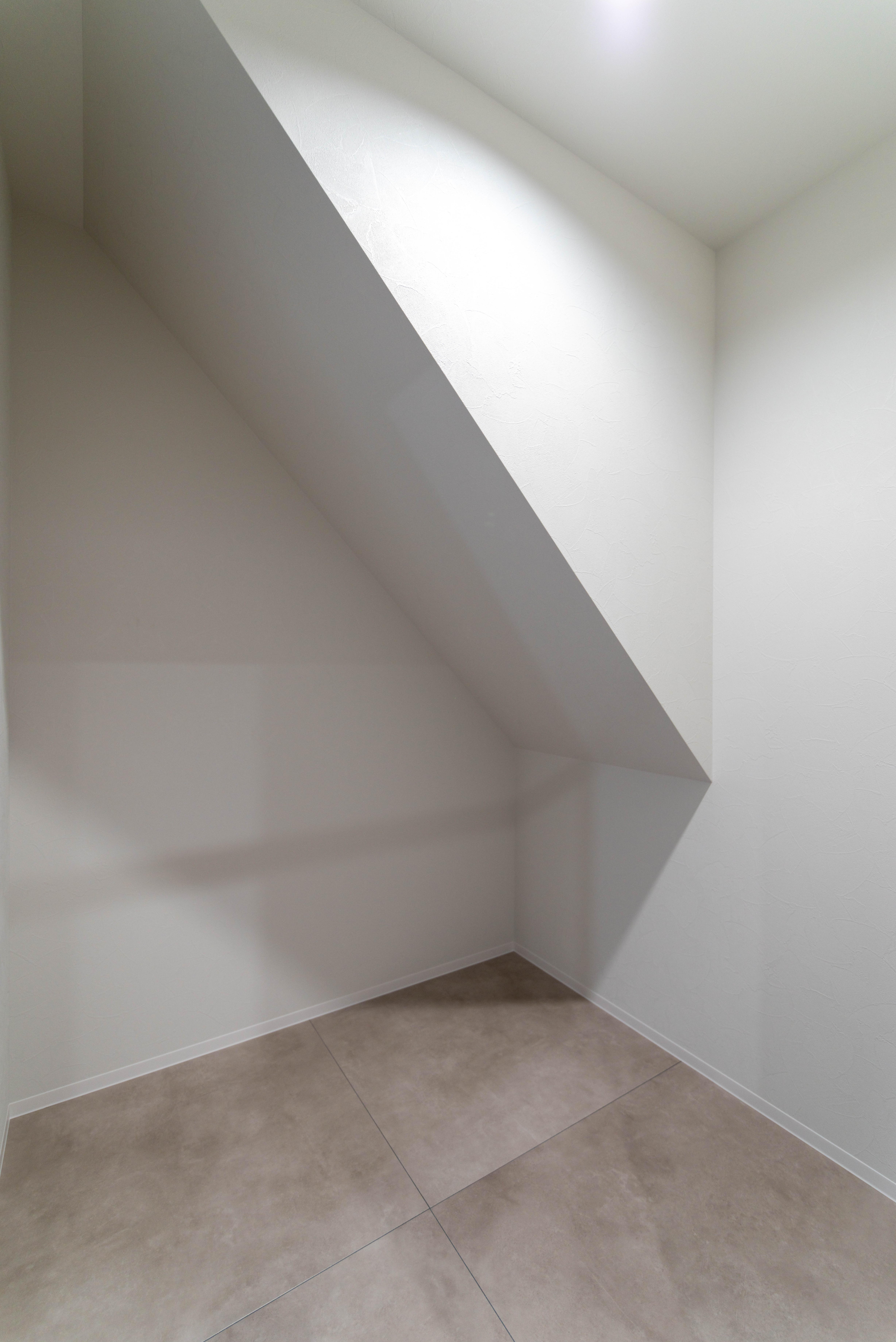 階段下の形を活かした、やわらかな印象の脱衣室です。