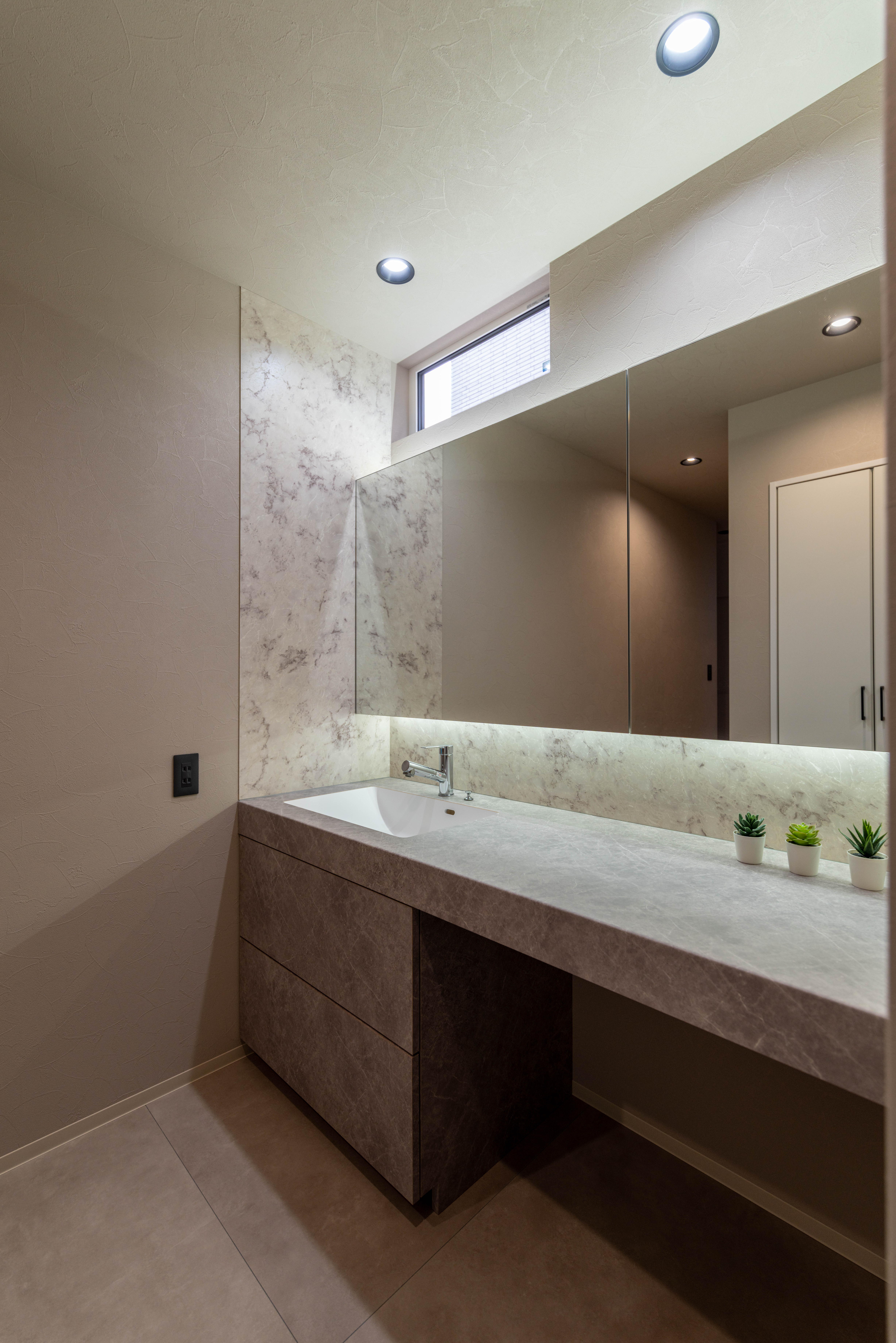 _IMG6241-1(1) 通路にありながら、上質で落ち着いた印象に整えた洗面カウンター。