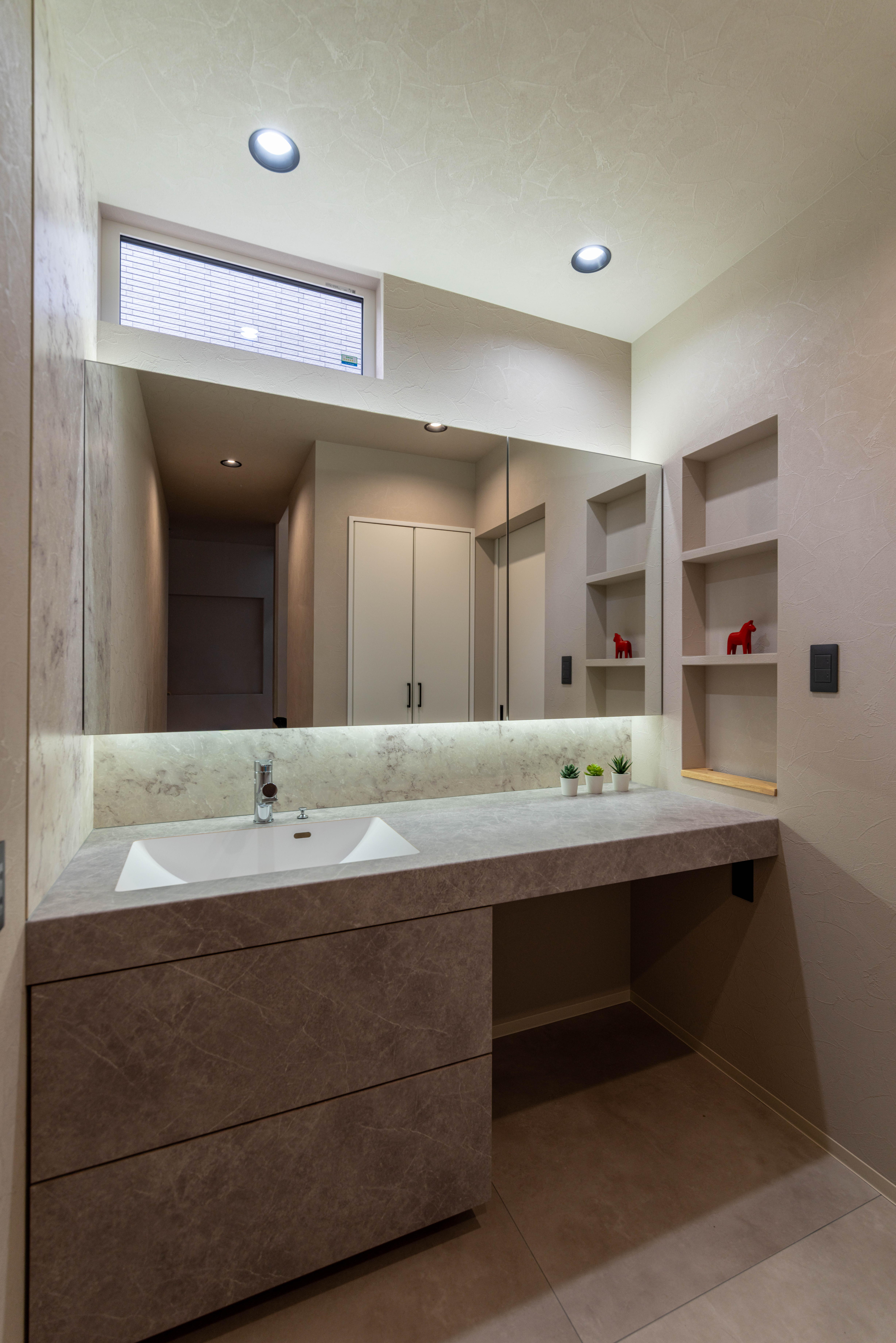 通路にありながら、上質で落ち着いた印象に整えた洗面カウンター。2