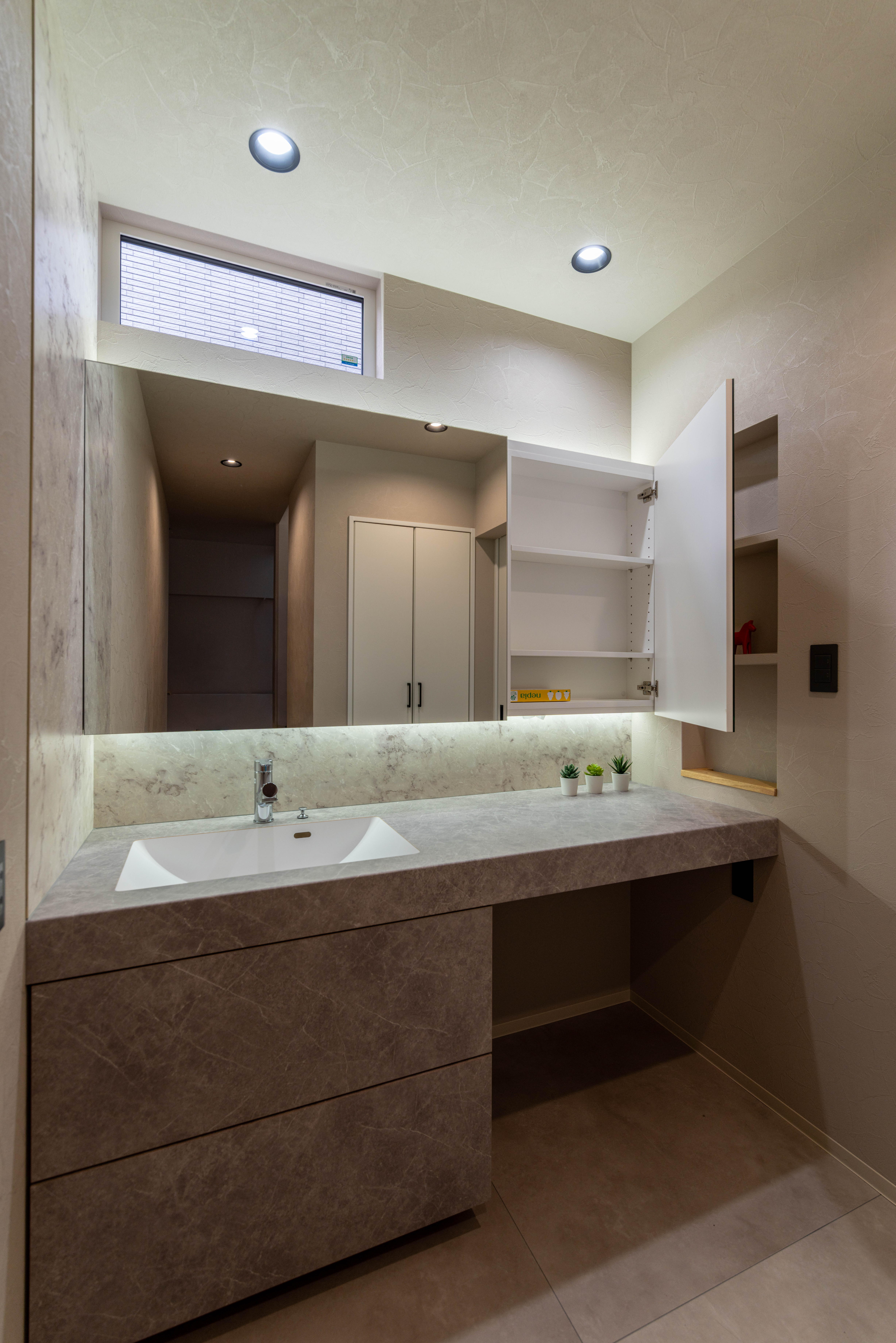 _IMG6246-1(1) ミラー収納のスリットで、ティッシュ類もすっきり使いやすく。