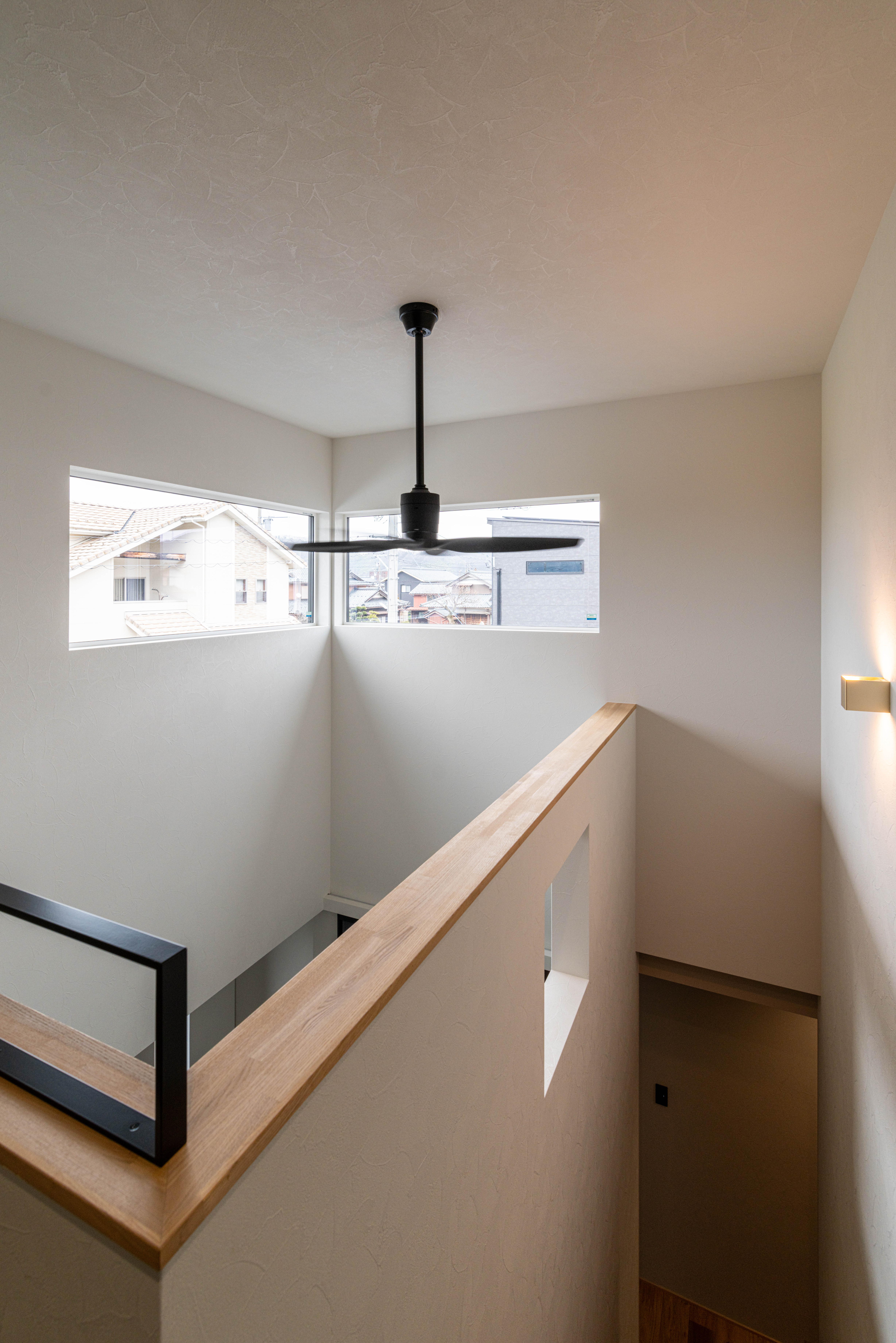 _IMG6387-1(1) シーリングファンが空気をめぐらせる2階ホール。