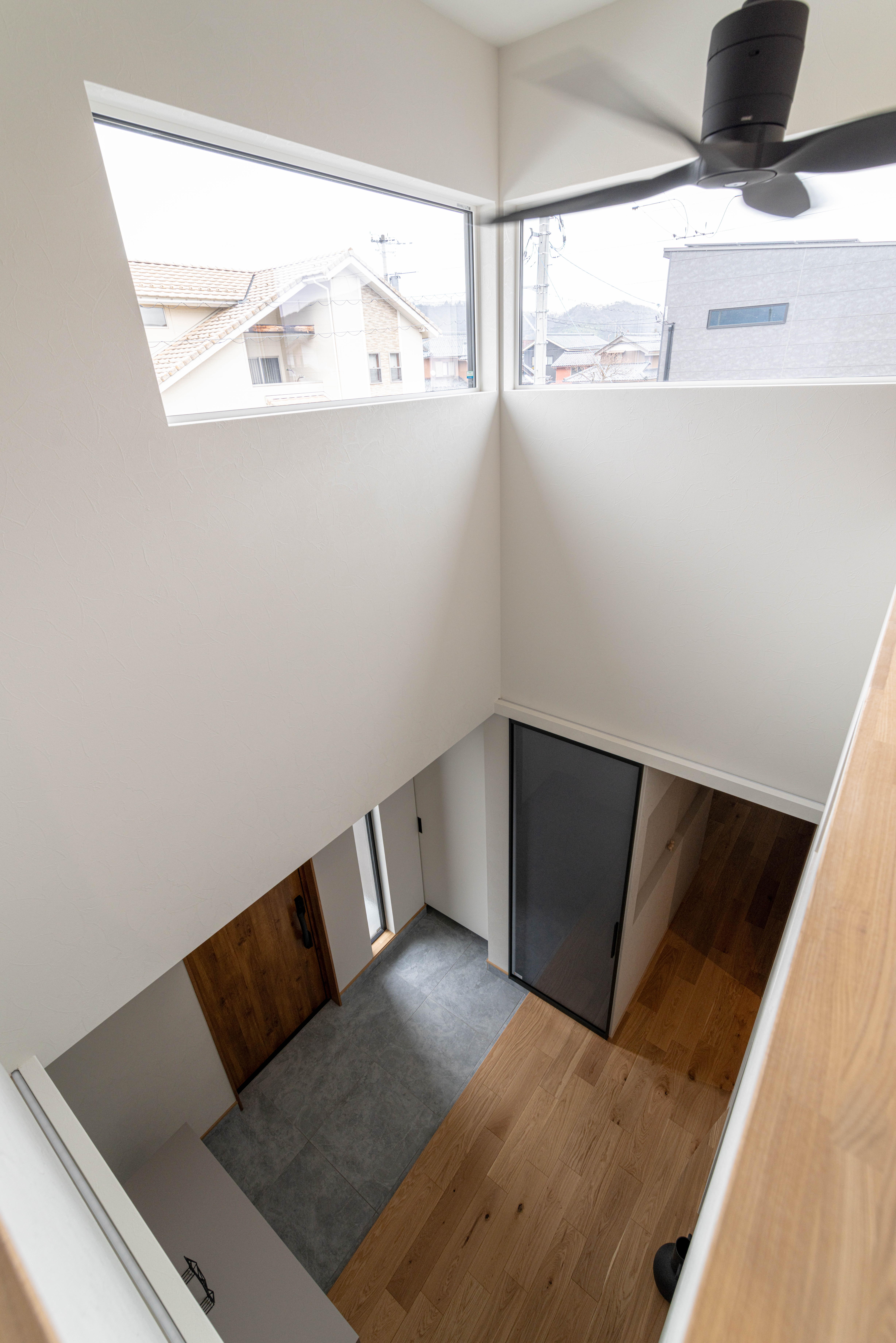 _IMG6389-1(1) 階段を隠しながら、光とつながる上部空間。