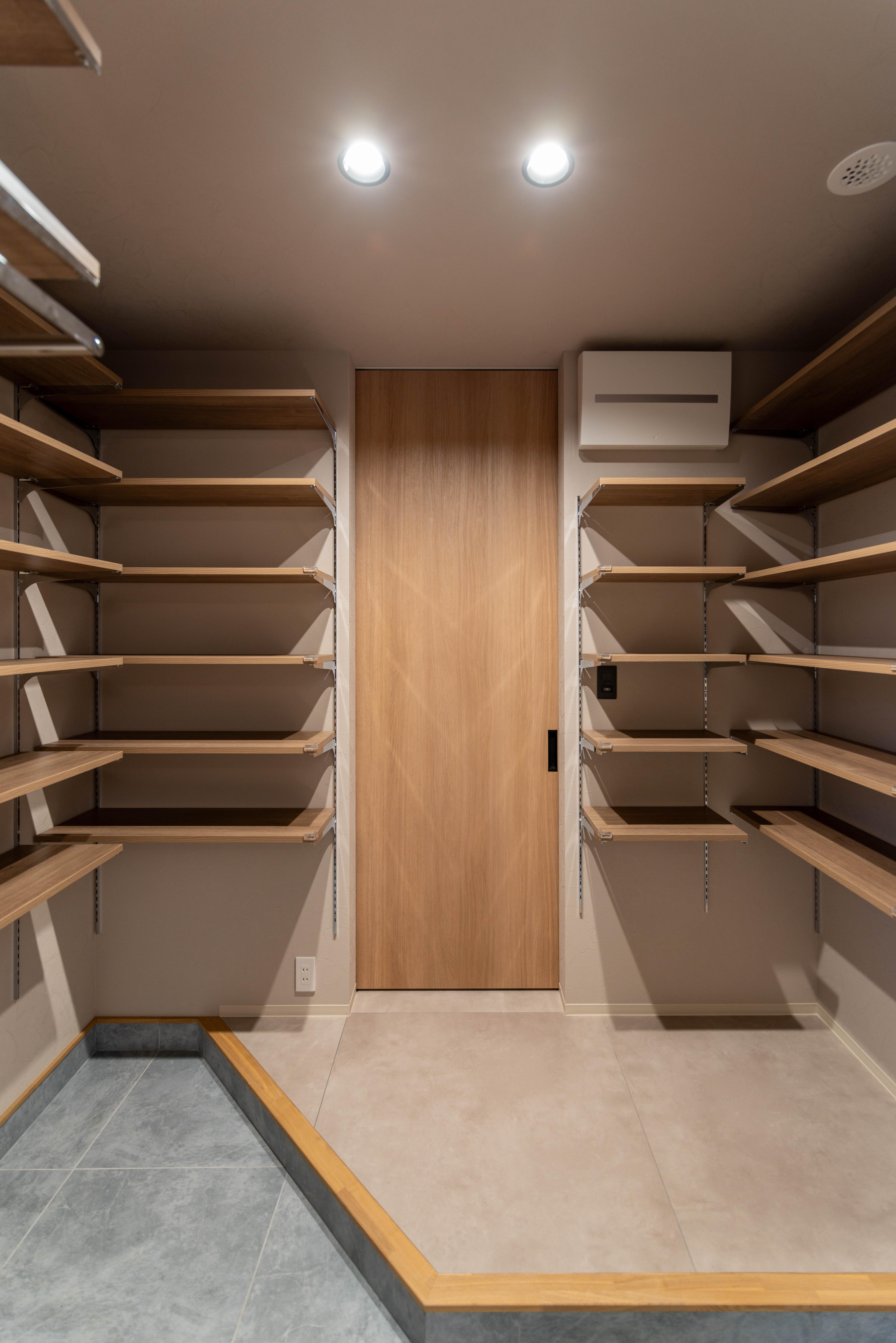 _IMG6497-1(1) 土間続きで使える、家族玄関を兼ねたシューズクローク。