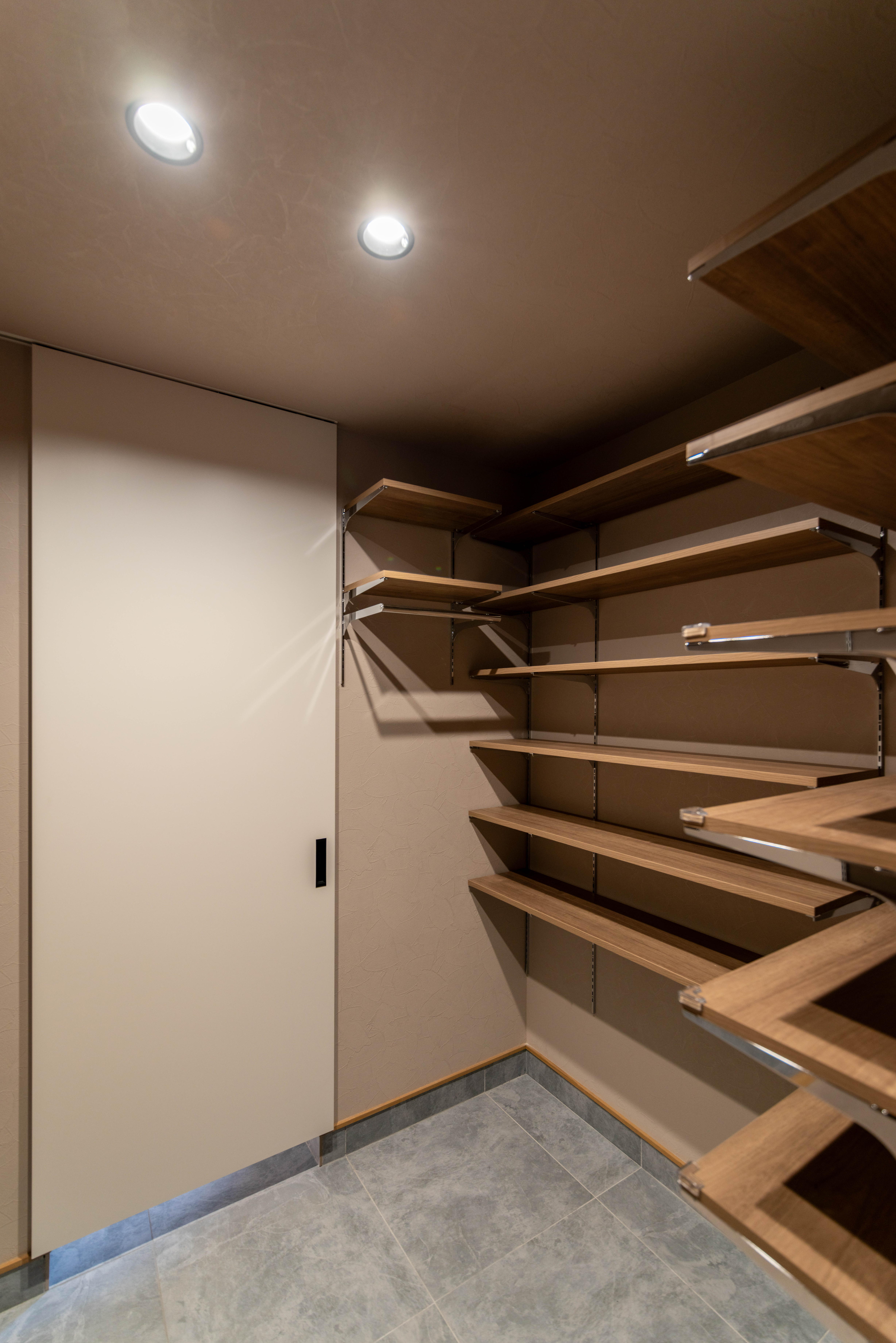 _IMG6500-1(1) 可動棚をたっぷり設けて、靴もストック品もすっきり収納。