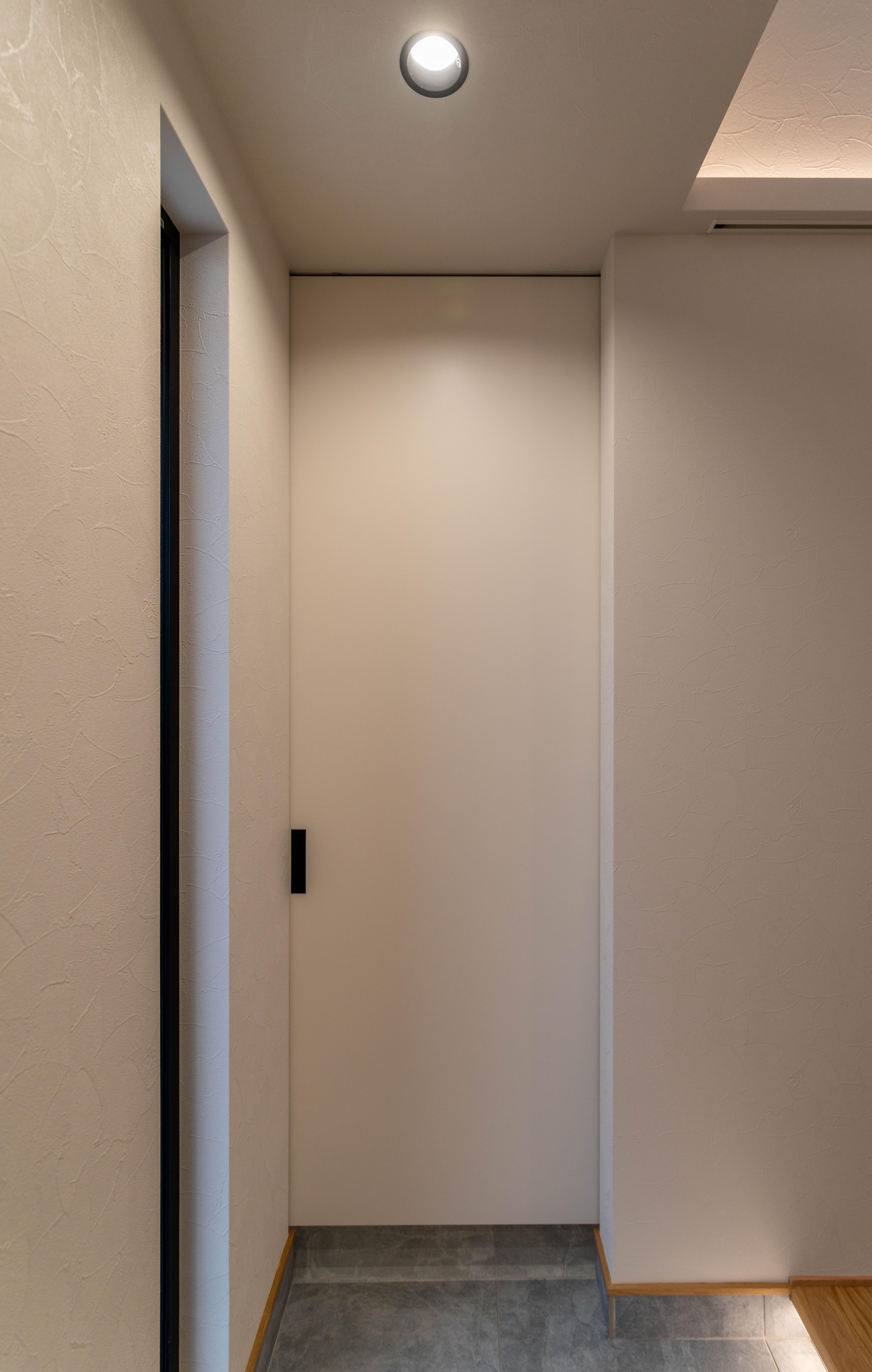 _IMG6508-1(1) シューズクロークの扉を閉めた状態