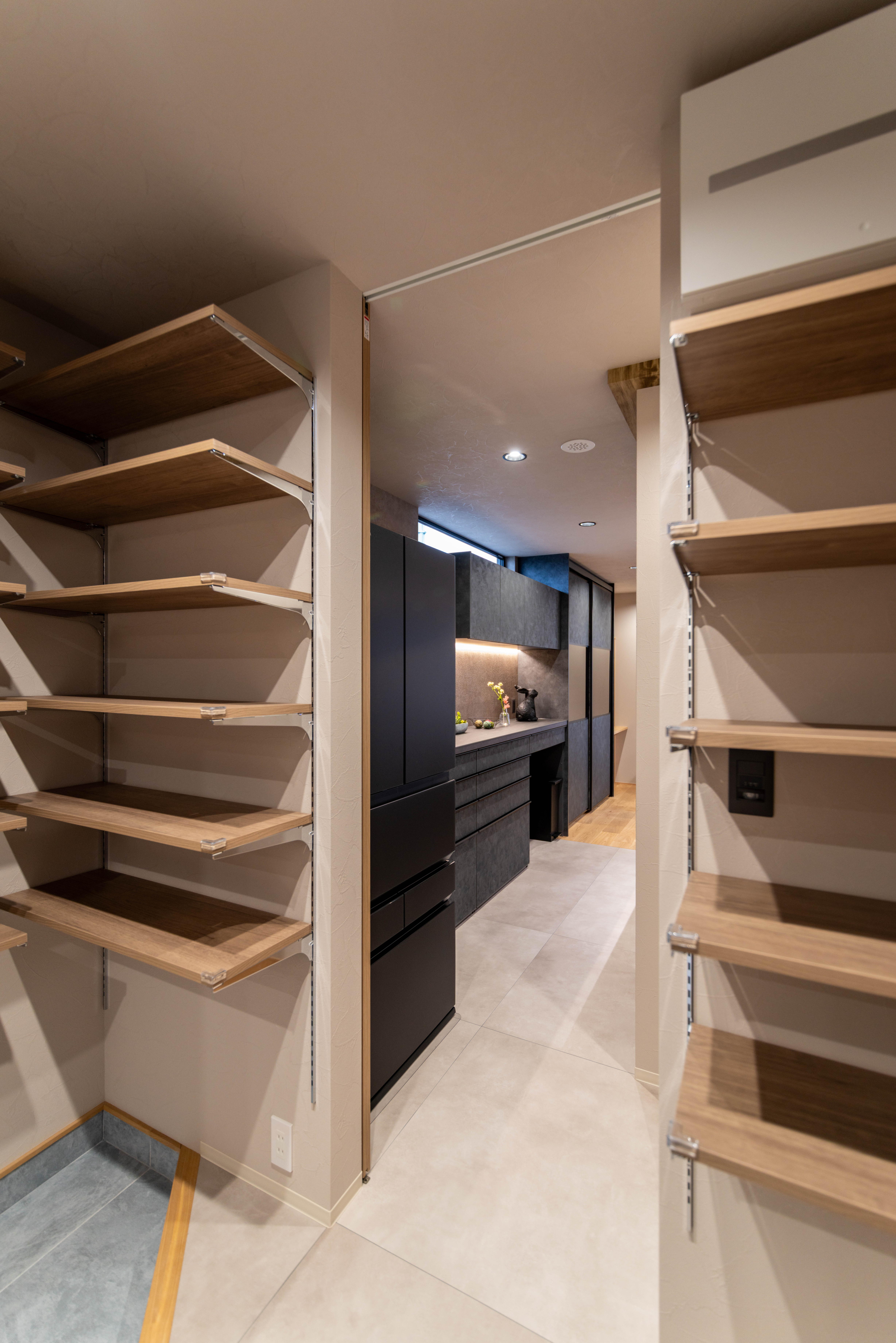 _IMG6509-1(1) 買い物後そのままキッチンへつながる、うれしい家事動線。