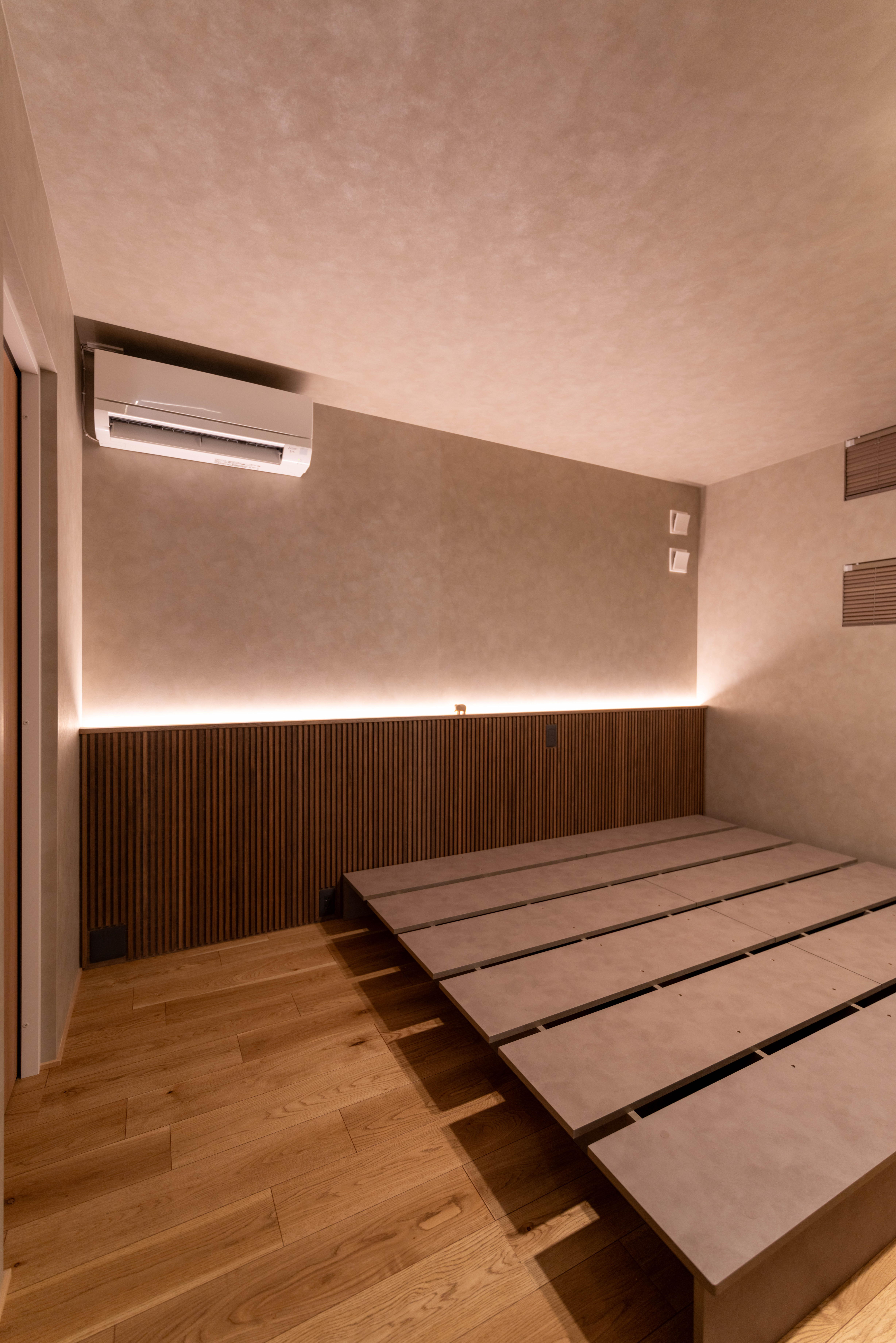 ベッドヘッドの間接照明が、寝室全体をやわらかく包みます。