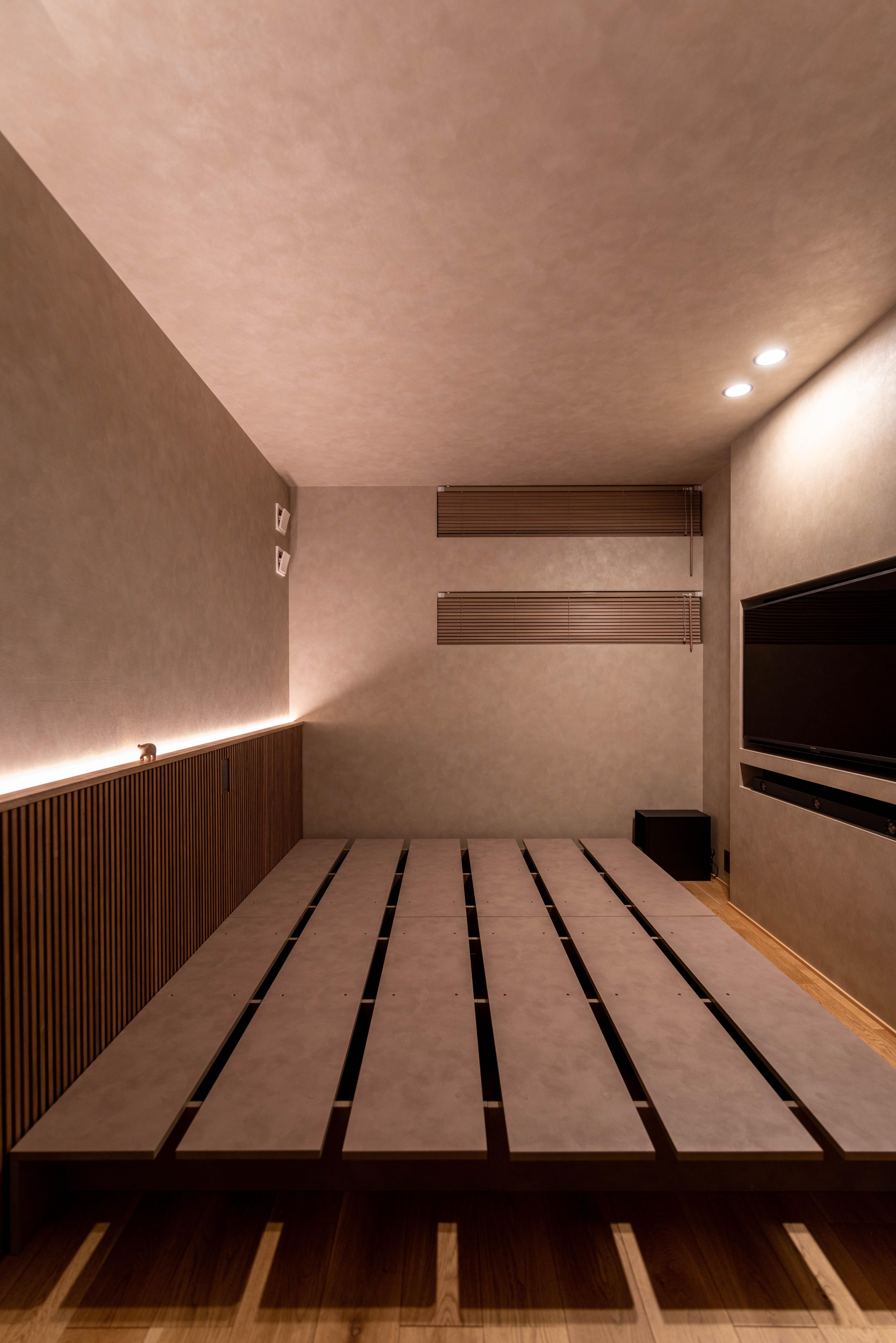 光の当て方と窓の高さを丁寧に整えた、“GROW”の寝室です。