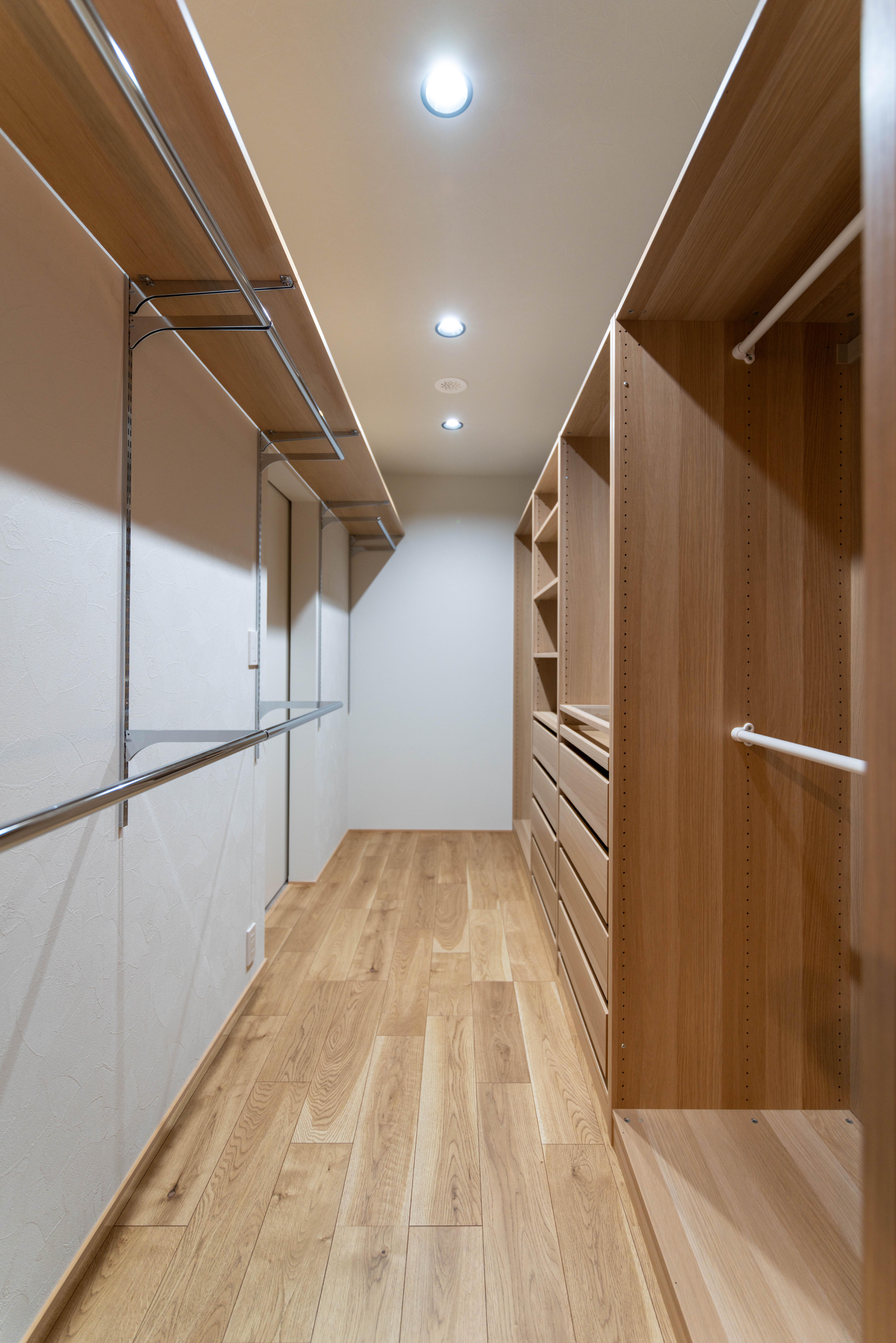 寝室からユーティリティーへとつながる、使いやすいWIC動線。