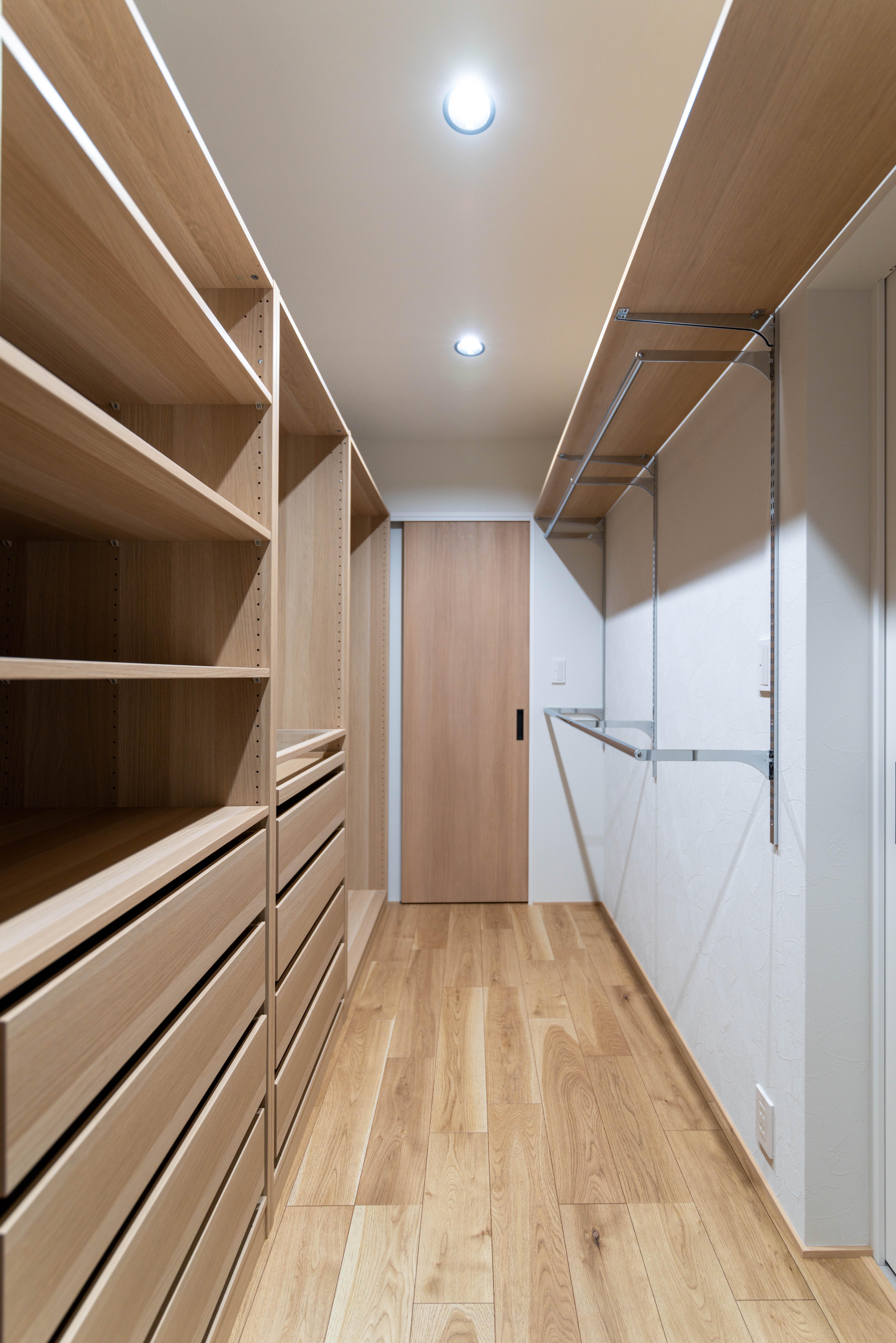 寝室からユーティリティーへとつながる、使いやすいWIC動線。