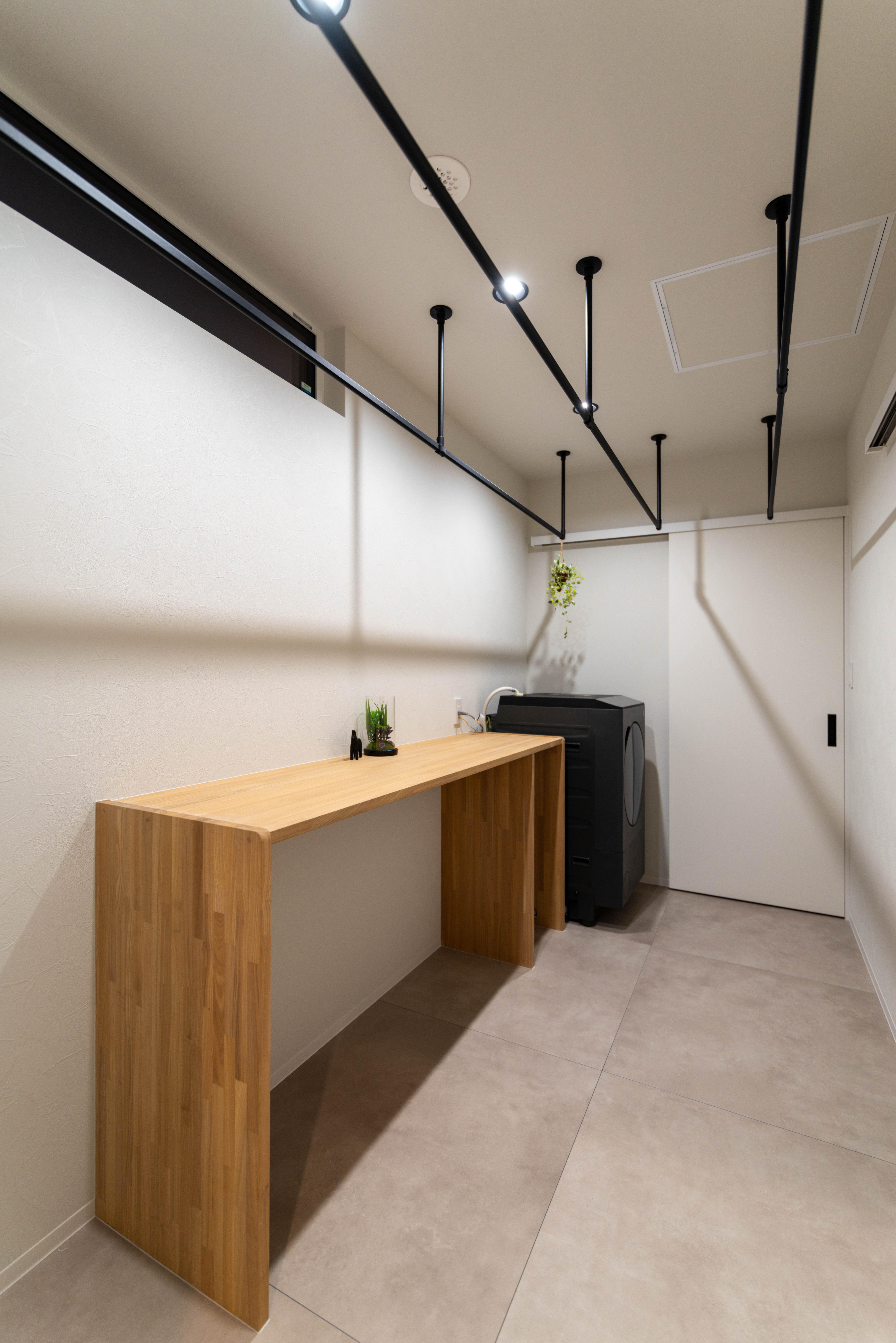 既製品収納がぴったり納まるよう計画した、使いやすいカウンター。