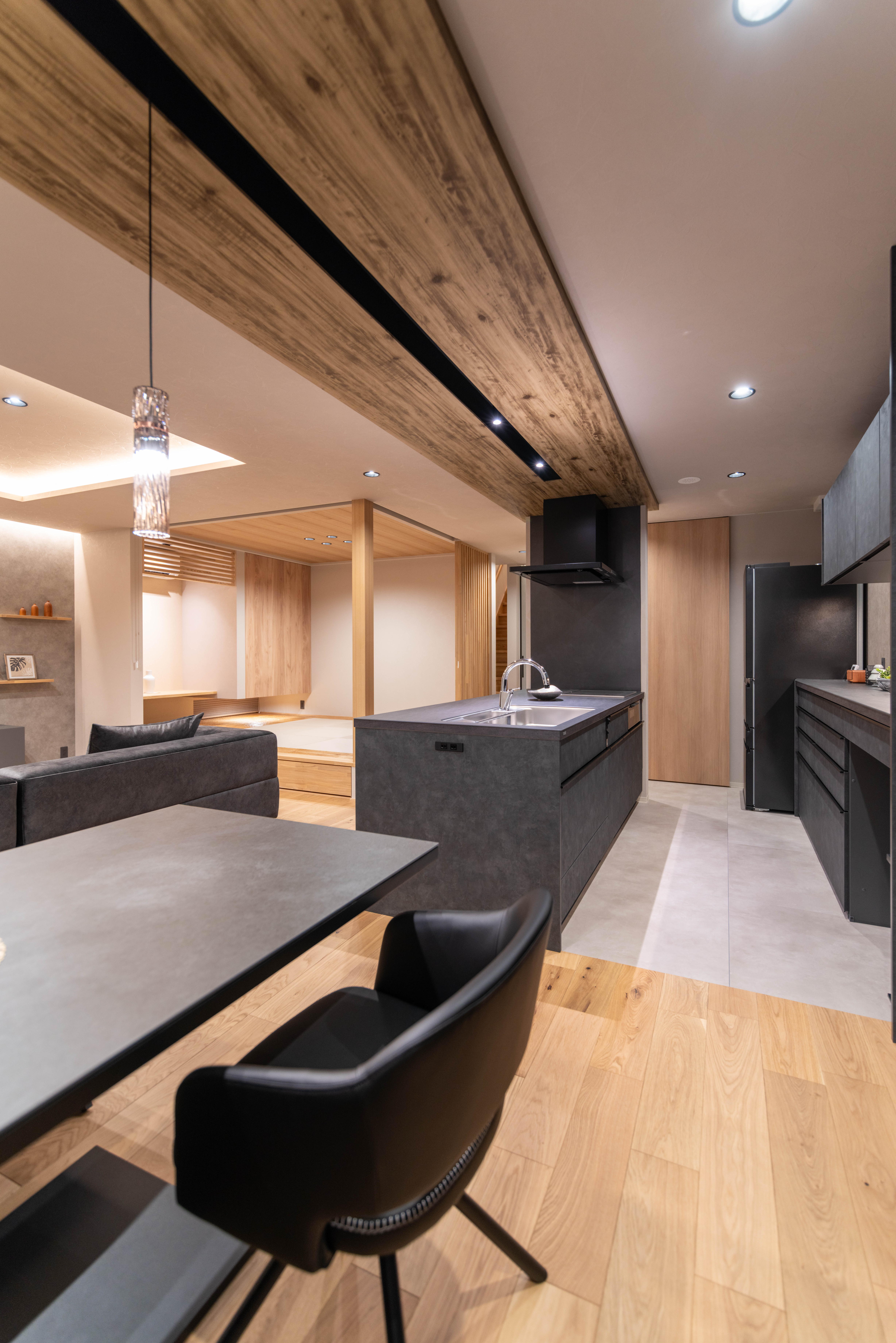 ダイニングまで含めて調和した、暮らしの中心になるキッチン。