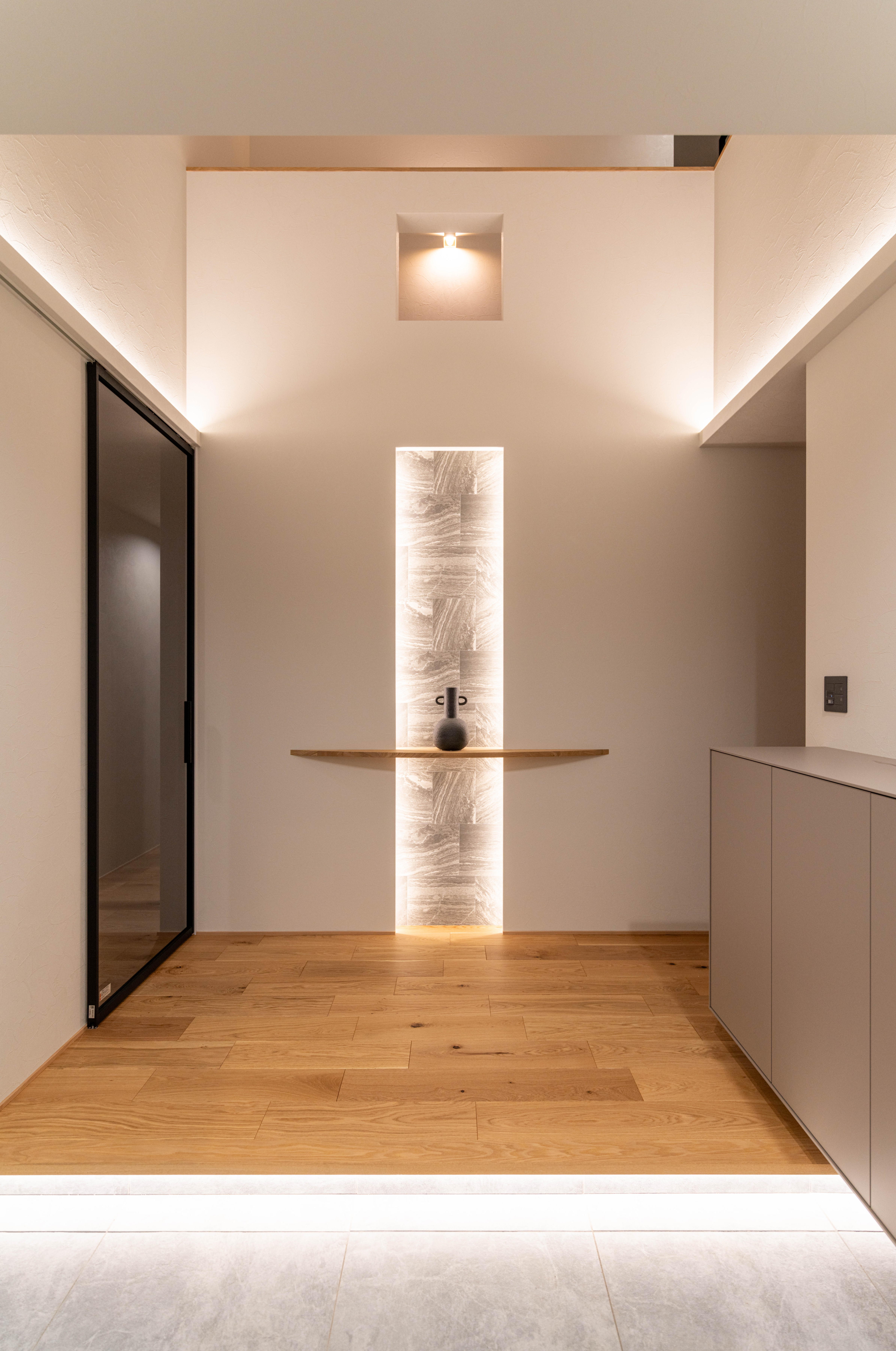 _IMG6685-1(1) 吹き抜け上部までやわらかく照らす、夜の玄関の光。