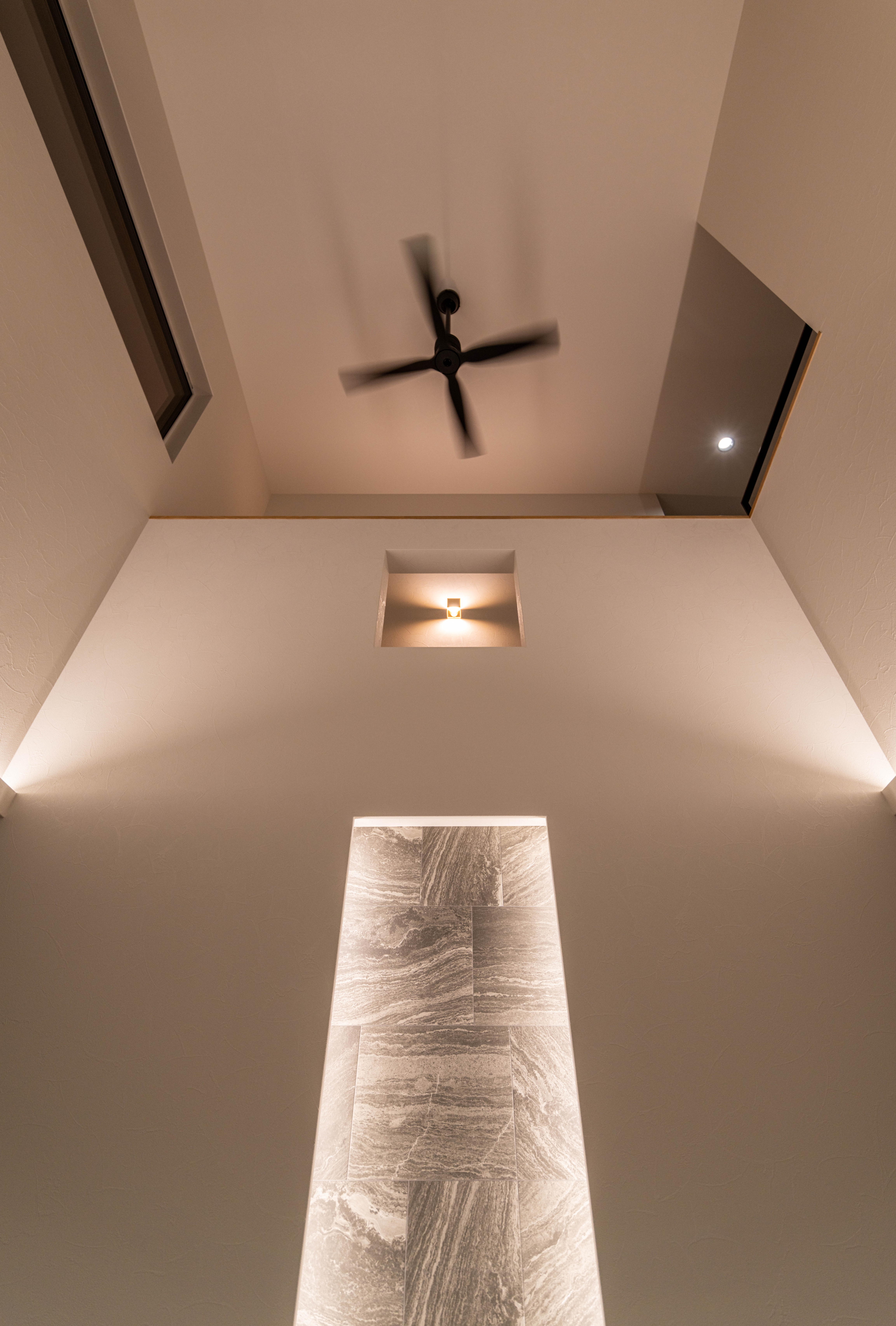 _IMG6697-1(1) 見上げた先にも見どころをつくり、玄関に奥行きを添えました。