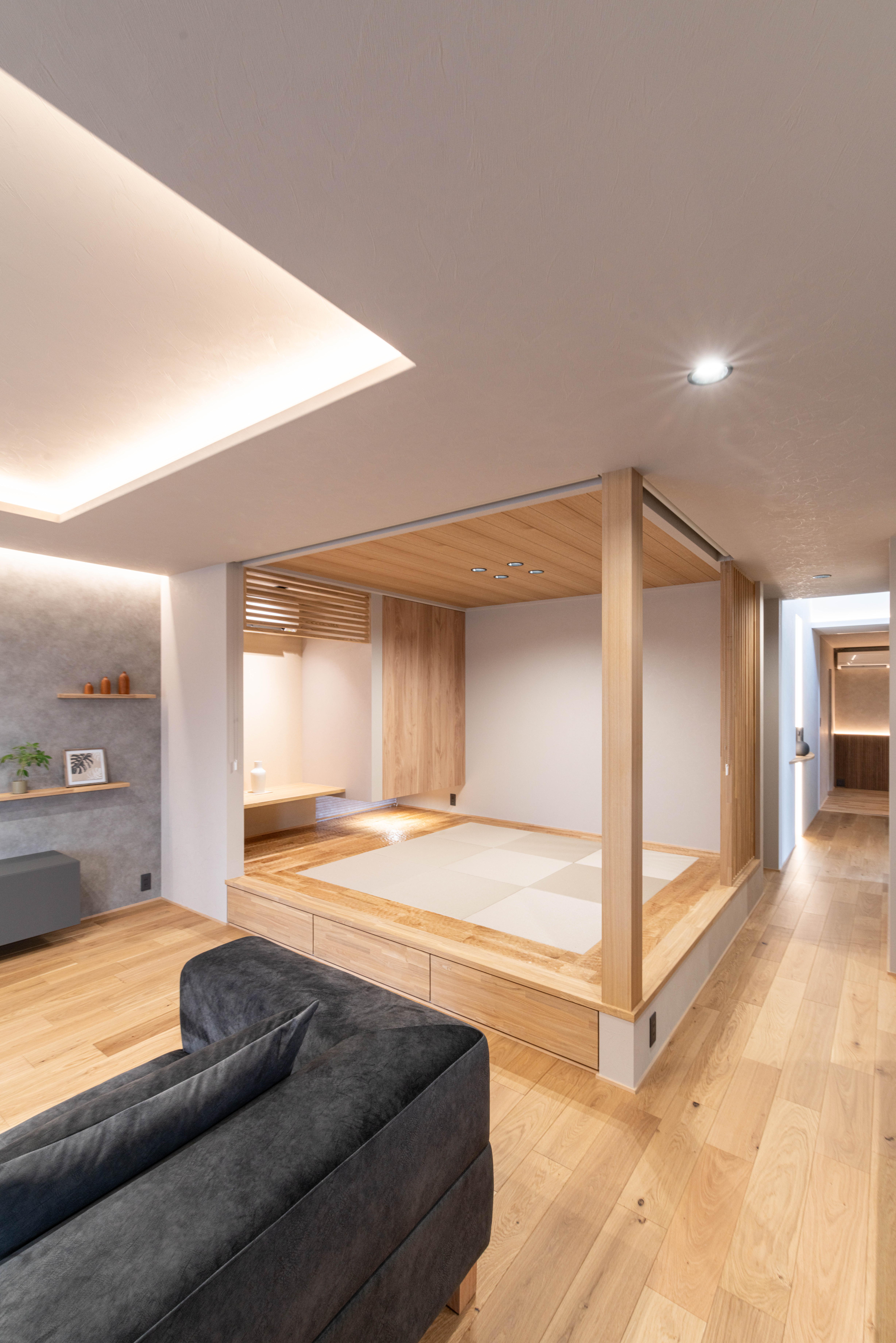 名栗の床材や間接照明が、空間に上質さを添えています。