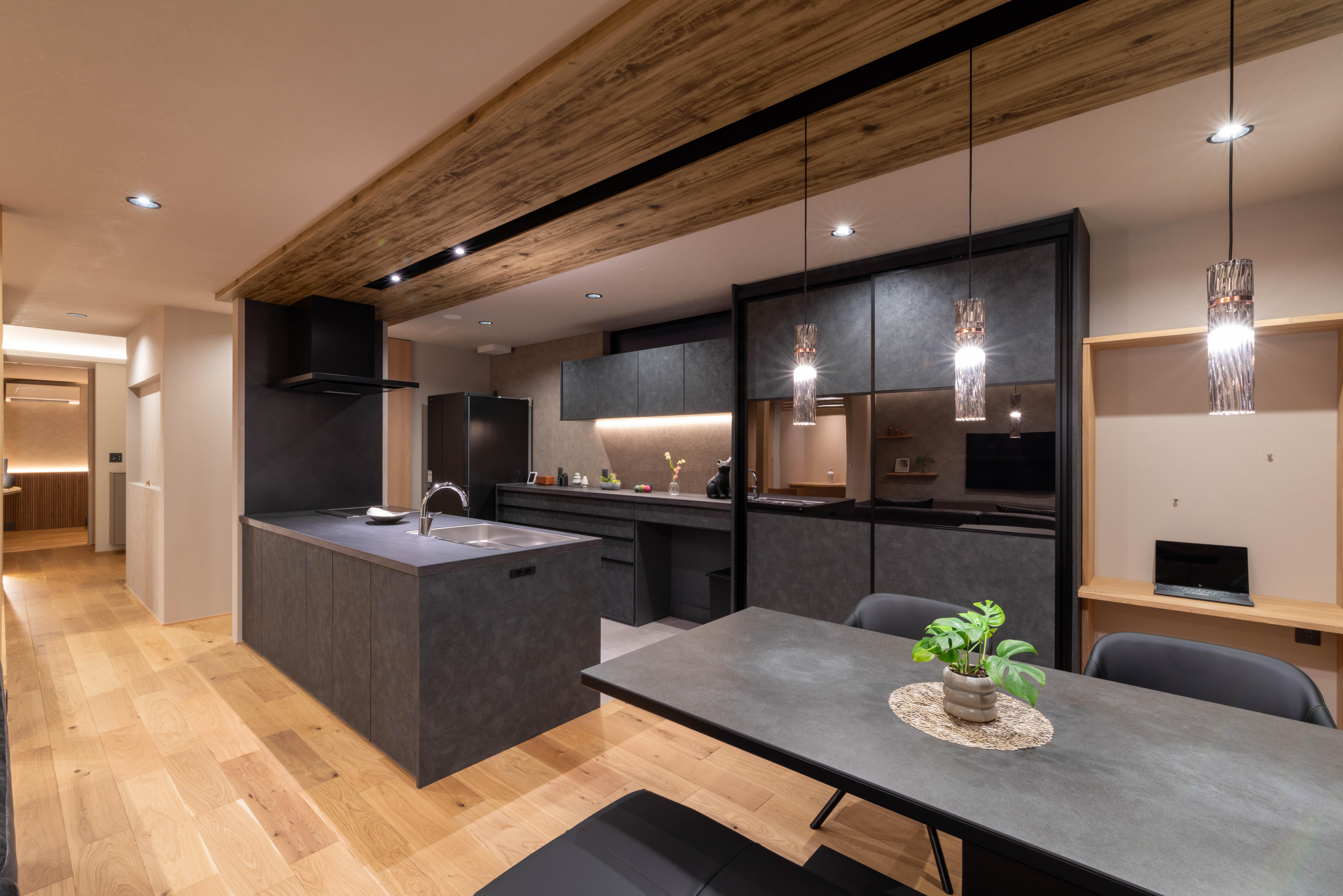 カップボードとブラックミラーが、空間全体を美しく整えます。