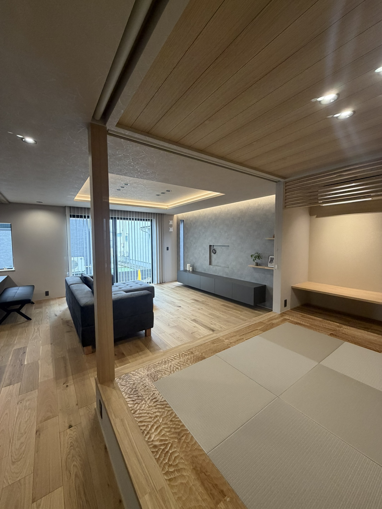 IMG_4083 壁掛けTVの高さは、座った目線で決めるのがコツです。