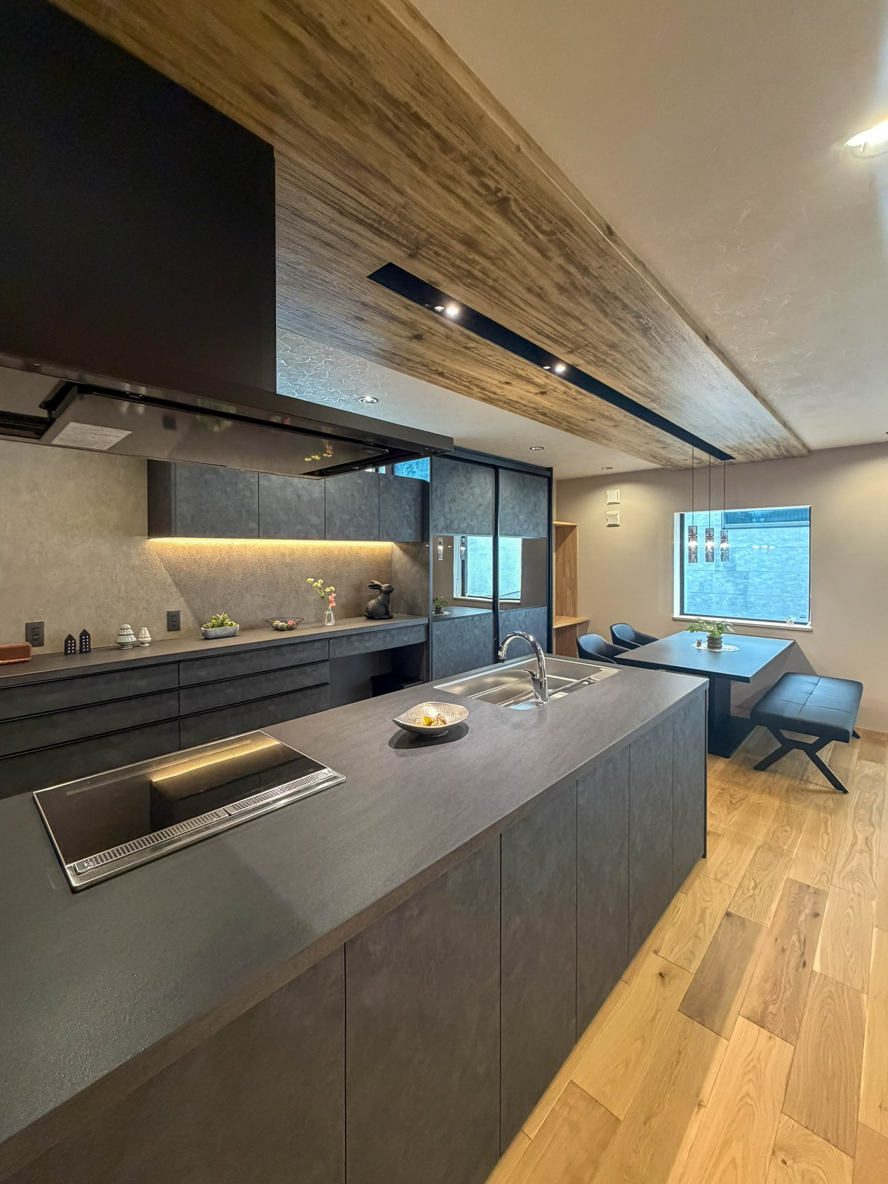 IMG_4085-1 キッチンの素材感と光のラインが、静かに映える空間。