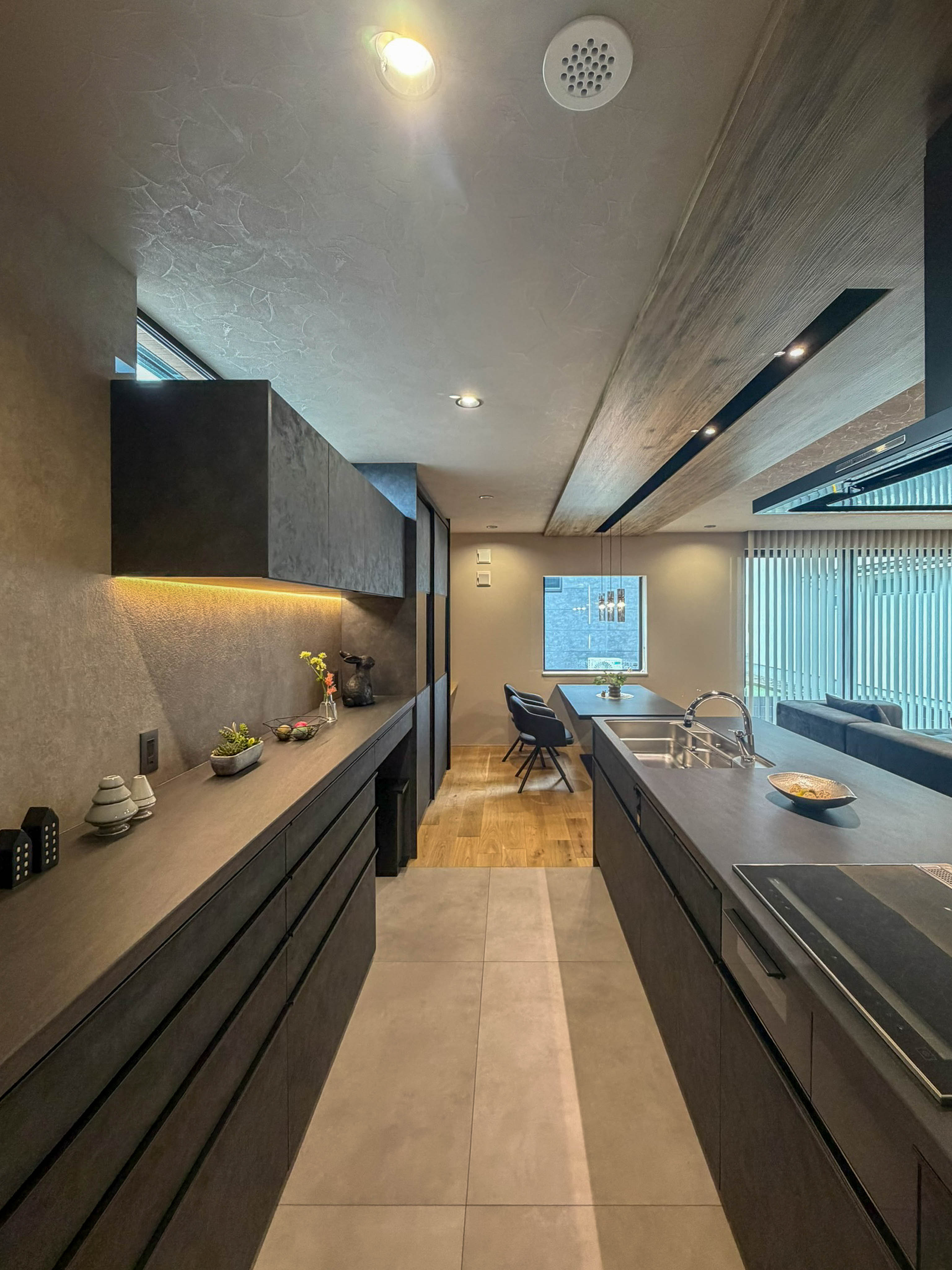 IMG_4086-1 飾りつけ中の一枚。明日、もう一段“整え”ます。