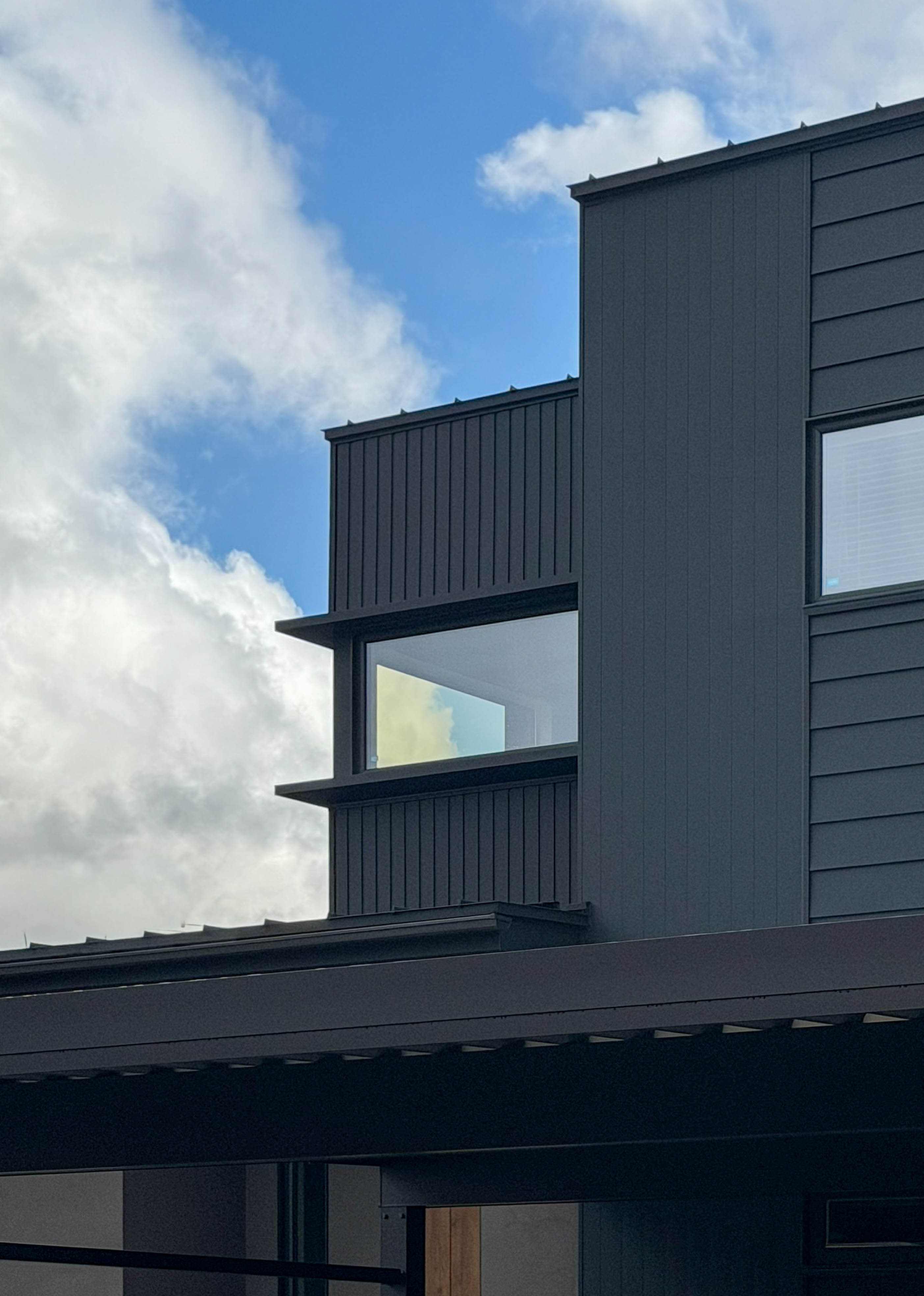 青空に映える、シャープな外観の表情