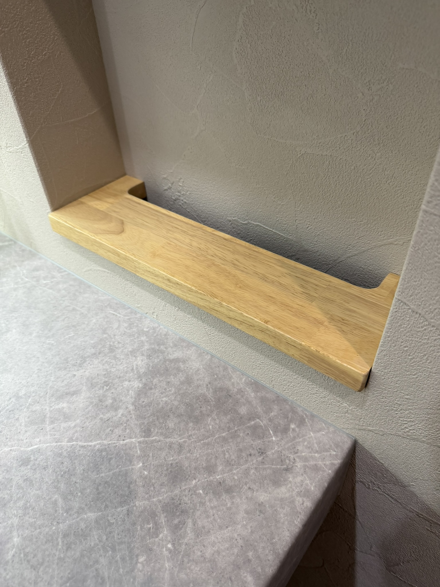 IMG_4278 奥様のアイデアを形にした、ドライヤー収納のためのニッチ。